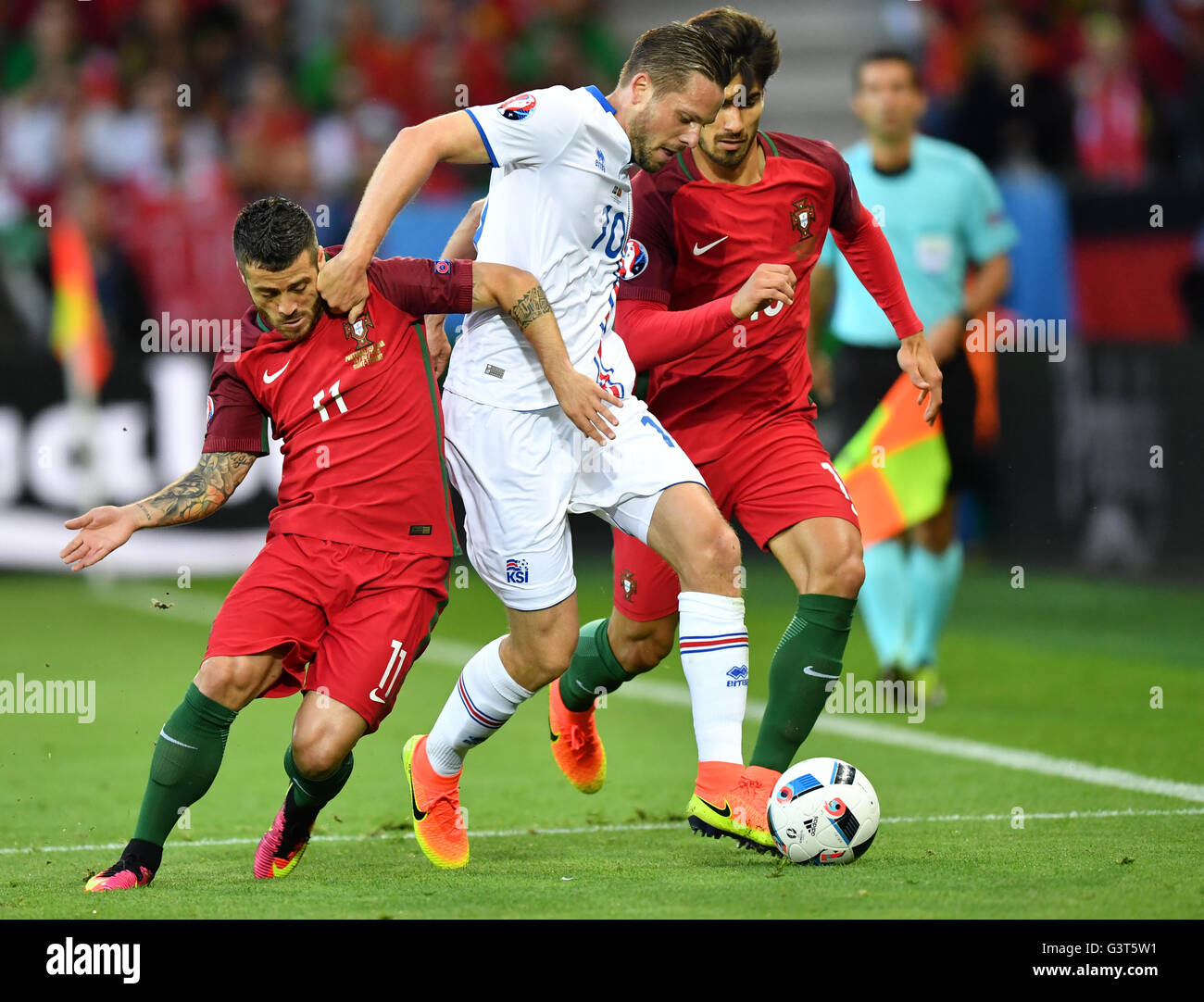 Saint-Etienne, France. 14th June, 2016. Vieirinha (L) and Andre Gomes of Portugal and Gylfi Sigurdsson of Iceland vie for the ball during the UEFA Euro 2016 Group F soccer match Portugal vs. Iceland at Stade Geoffroy Guichard in Saint-Etienne, France, 14 June 2016. Photo: Uwe Anspach/dpa/Alamy Live News Stock Photo