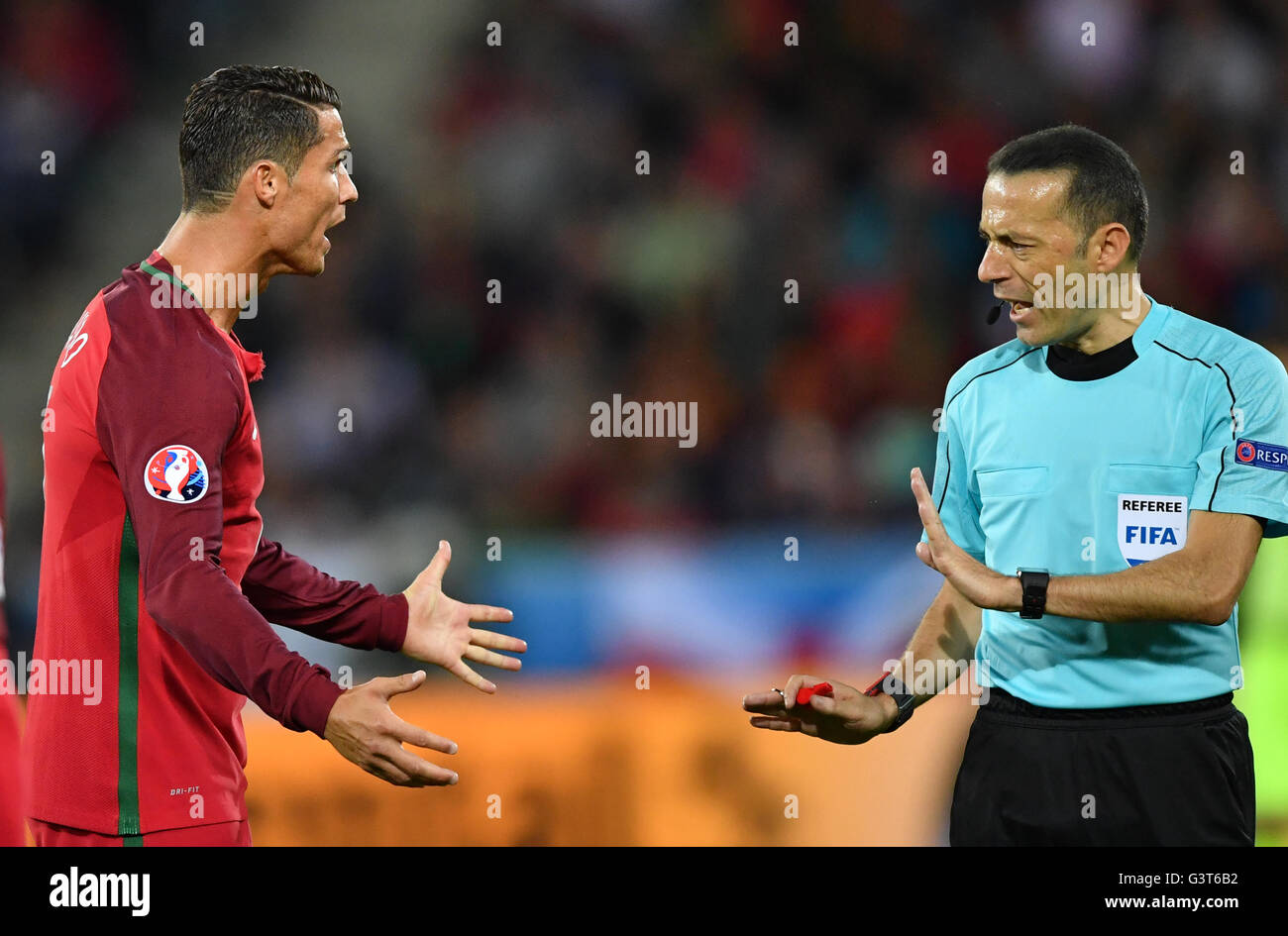 Saint-Etienne, France. 14th June, 2016. Cristiano Ronaldo (L) of Portugal argues with Turkish referee Cüneyt Cakir during the UEFA Euro 2016 Group F soccer match Portugal vs. Iceland at Stade Geoffroy Guichard in Saint-Etienne, France, 14 June 2016. Photo: Uwe Anspach/dpa/Alamy Live News Stock Photo