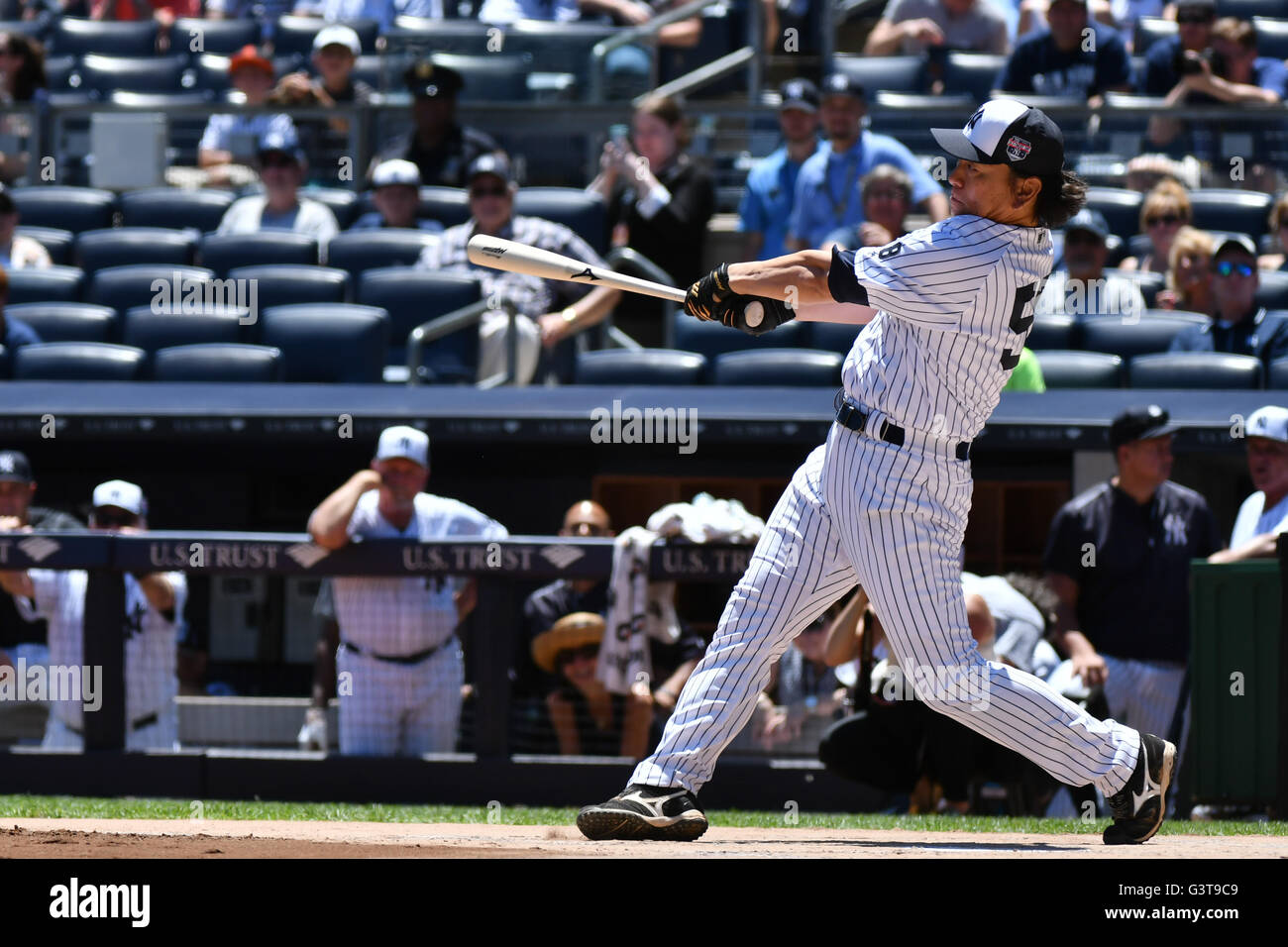 Photo: New York Yankees Hideki Matsui hits a 2-run homer in the