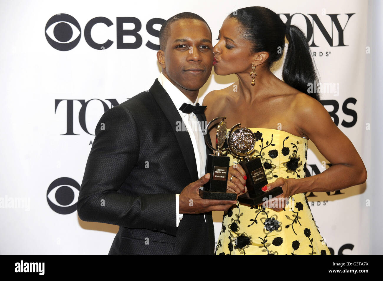Leslie Odom Jr. and Renee Elise Goldsberry pose with their awards in the press room at the 70th Annual Tony Awards at Beacon Theatre on June 12, 2016 in New York City. | Verwendung weltweit Stock Photo