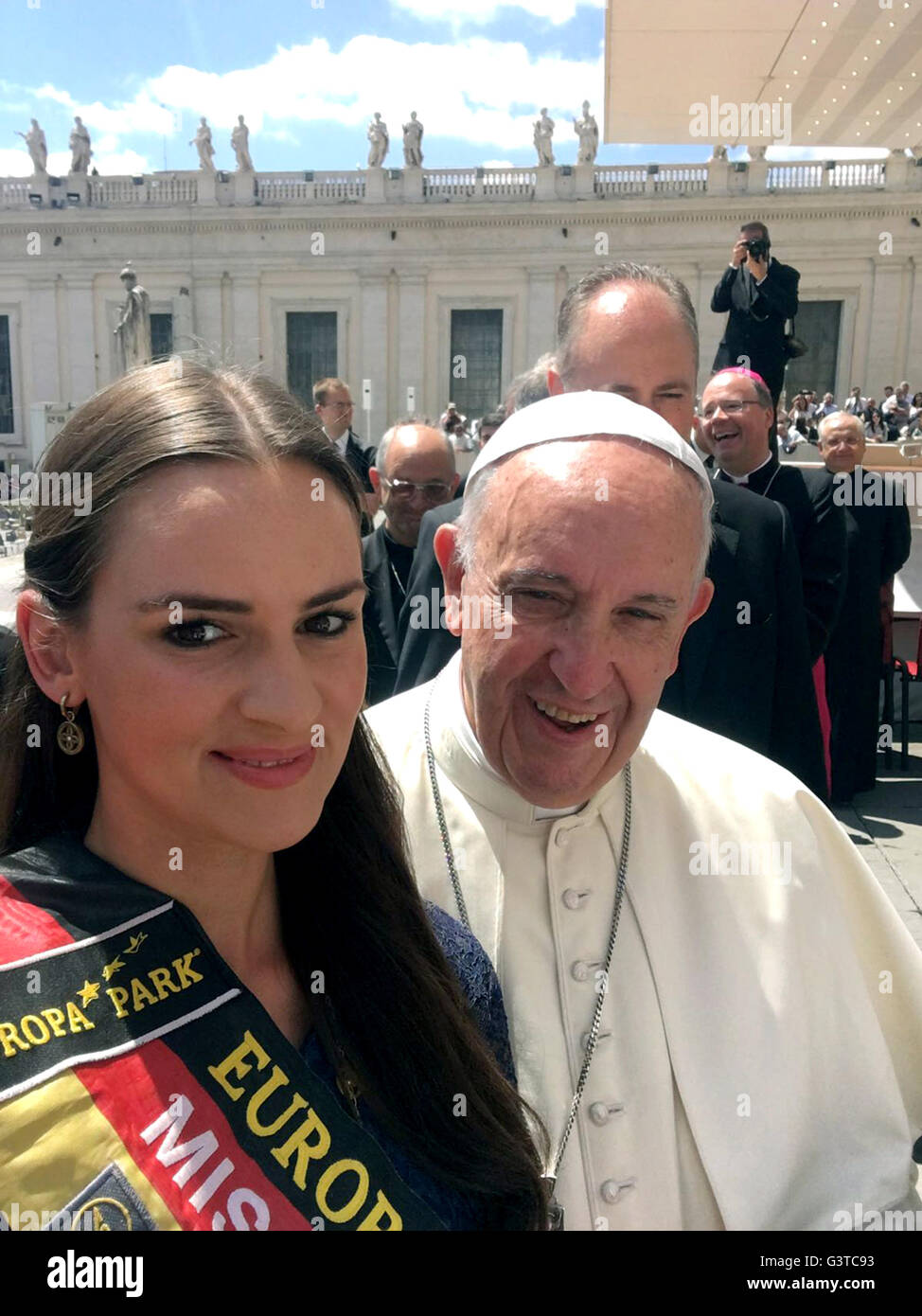 Vatikan City, Vatican. 15th June, 2016. HANDOUT - Current 'Miss Germany' Lena  Broeder takes a selfie with Pope Francis during the general audience in  Vatikan City, Vatican, 15 June 2016. The catholic