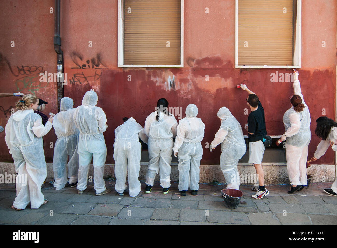 Venice, Italy. 15th June, 2016.  American students clean and paint a wall on June 15, 2016 in Venice, Italy. The association 'Masegni e nizioleti' is trying to clean the walls of the palaces that are ruined by graffiti, involving also some american students. HOW TO LICENCE THIS PICTURE: please contact us via e-mail at sales@xianpix.com or call  44 (0)207 1939846 for prices and terms of copyright. First Use Only, Editorial Use Only, All repros payable, No Archiving. © Awakening/Xianpix Credit:  Massimiliano Donati/Awakening/Alamy Live News Stock Photo