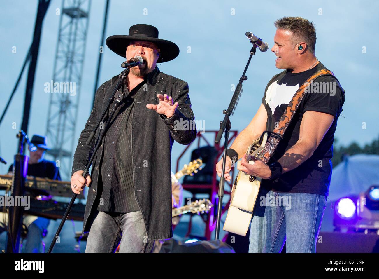 Oshkosh, Wisconsin, USA. 14th June, 2016. Country musicians EDDIE