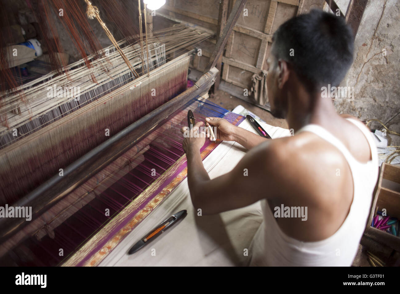Dhaka, Bangladesh. 15th June, 2016. Handloom weaver weaves Banarasi ...