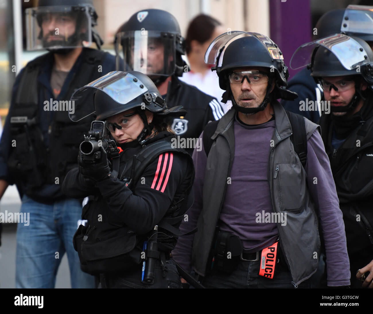 French police woman hi-res stock photography and images - Alamy