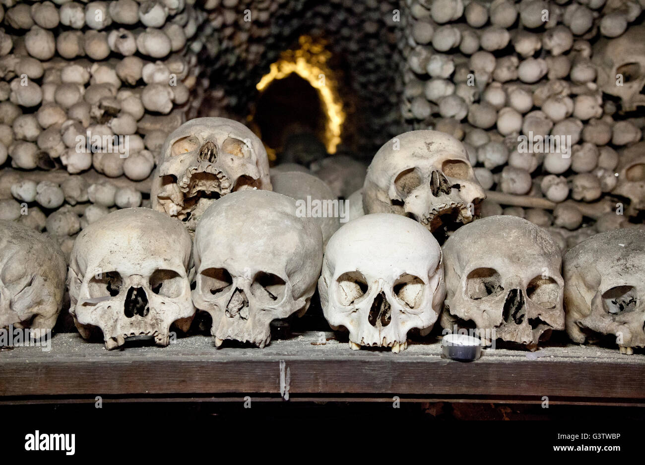 A line of skulls in the Sedlec Ossuary near Kutna Hora, Czech Republic Stock Photo