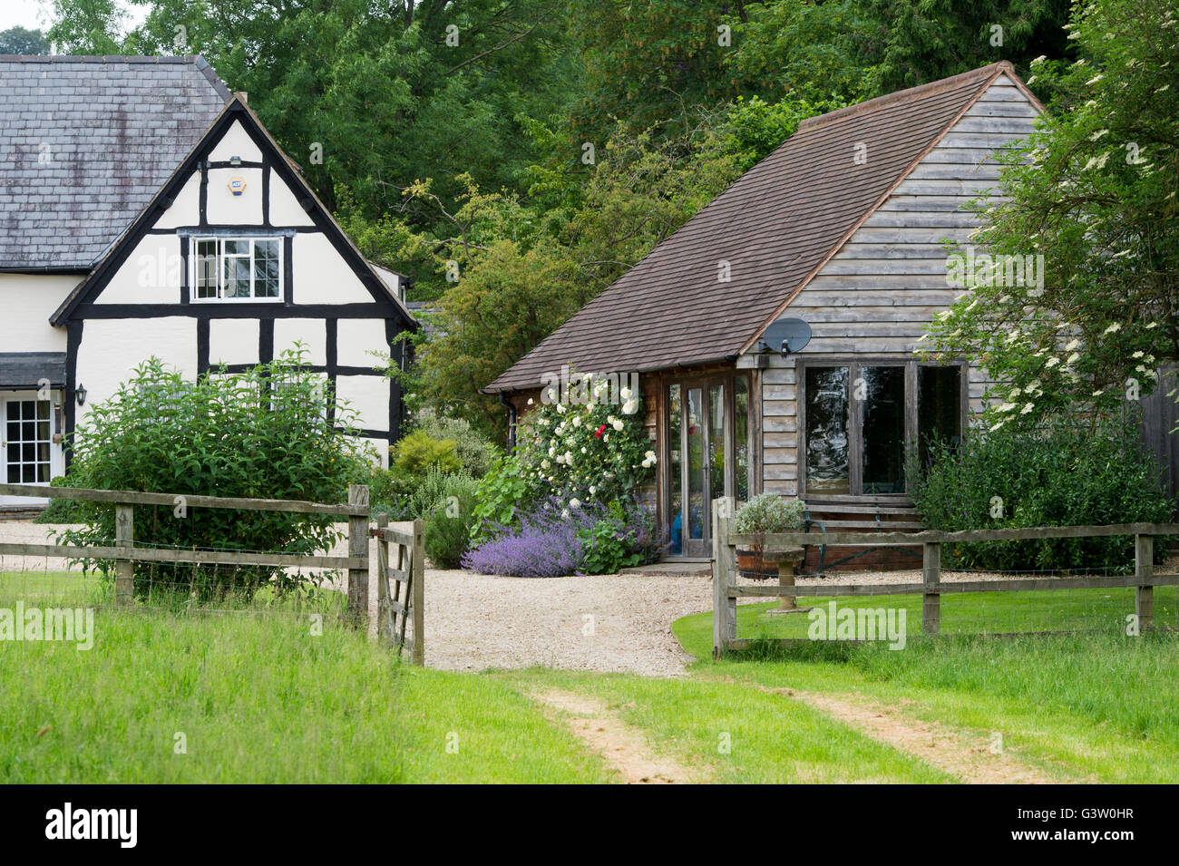 Black and white timber framed cottage and garden. Ashton Under Hill, Wychavon district, Worcestershire, England Stock Photo