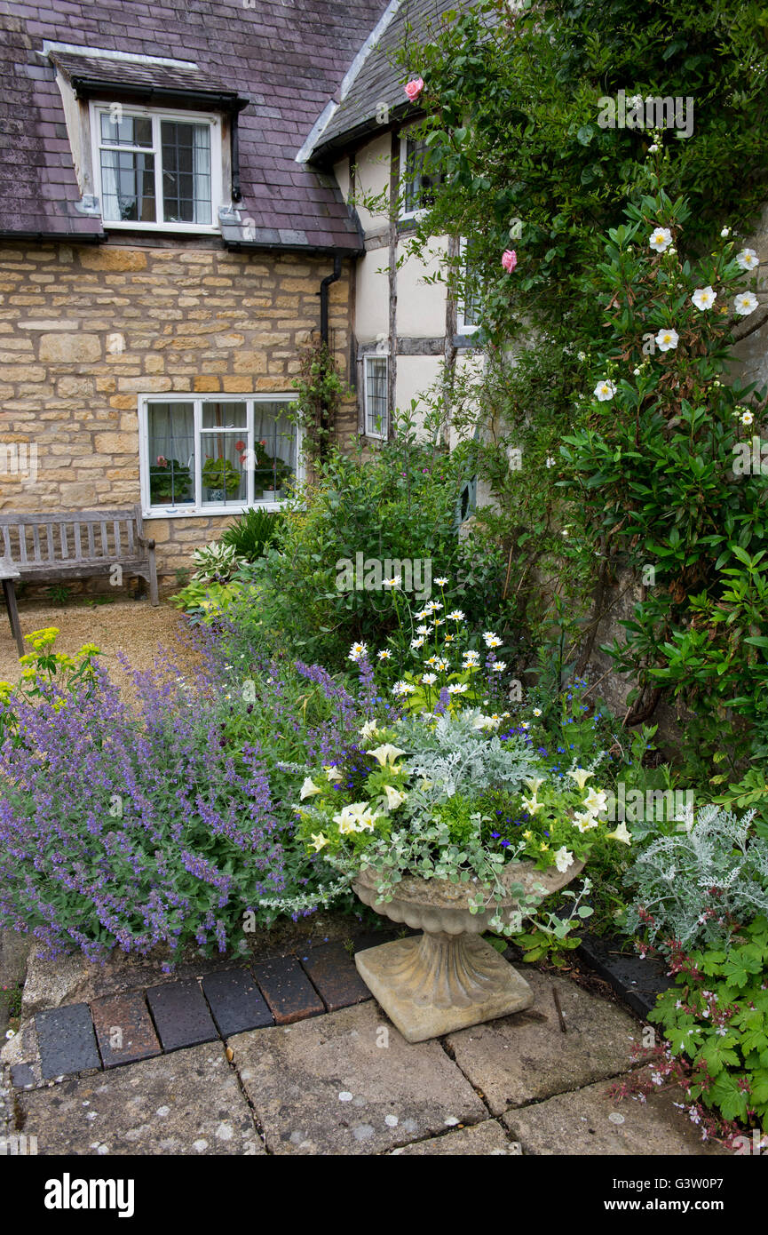 English cottage garden patio hi-res stock photography and images - Alamy