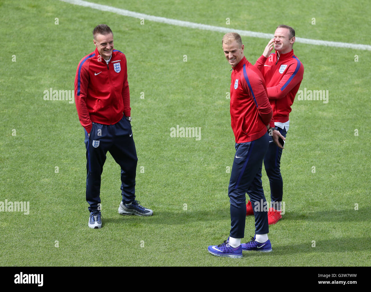 (l-r) England's Jamie Vardy, Joe Hart and Wayne Rooney during the walk around at the Stade Felix Bollaert-Delelis, Lens. Stock Photo