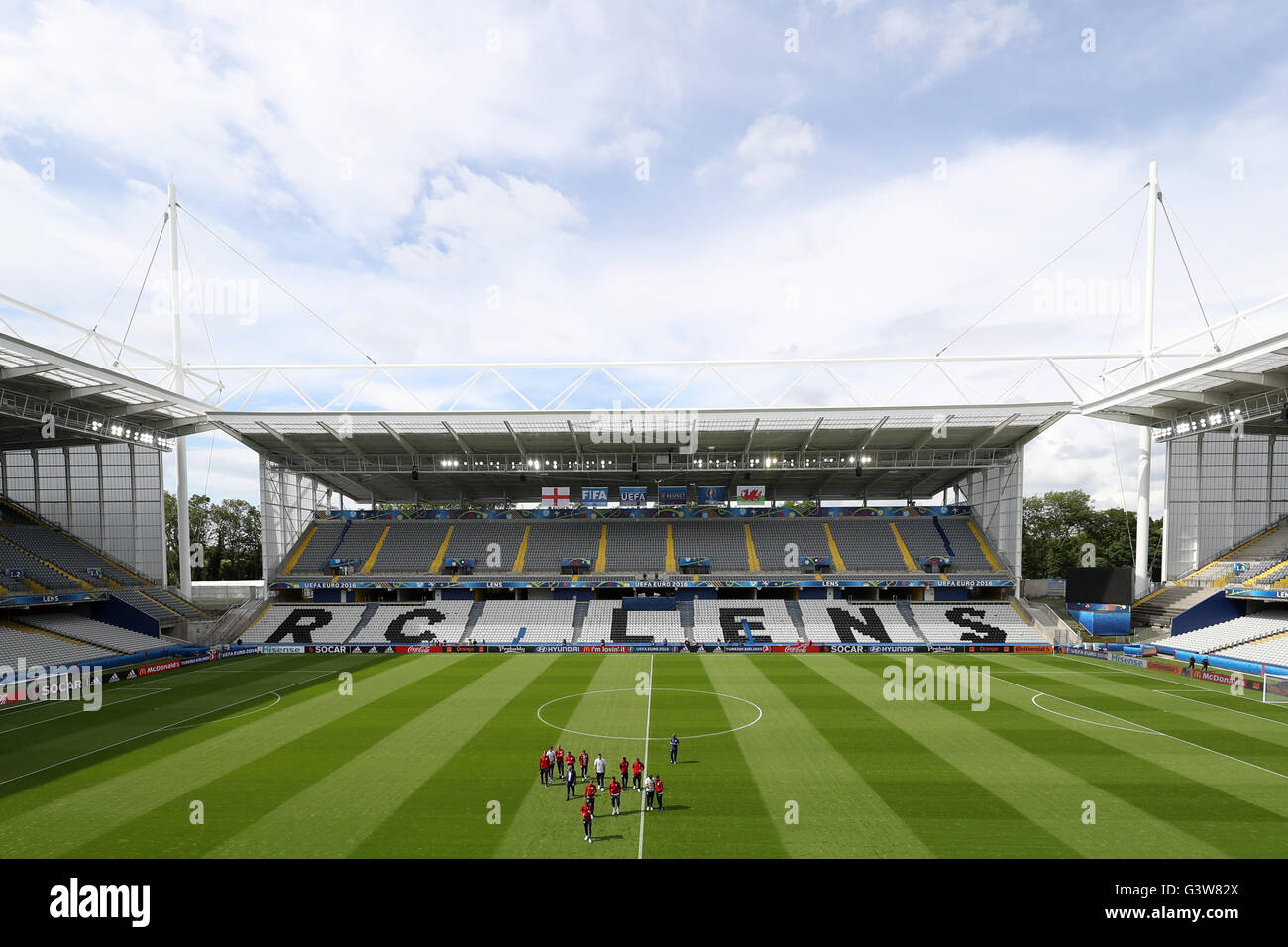 England players during the walk around at the Stade Felix Bollaert-Delelis, Lens. Stock Photo
