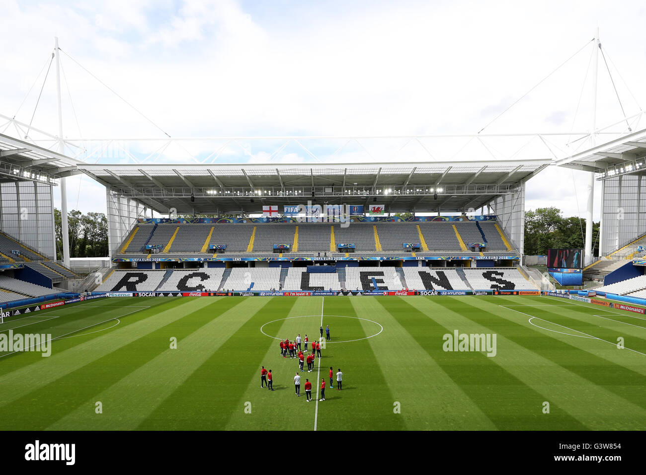 England players during the walk around at the Stade Felix Bollaert-Delelis, Lens. Stock Photo