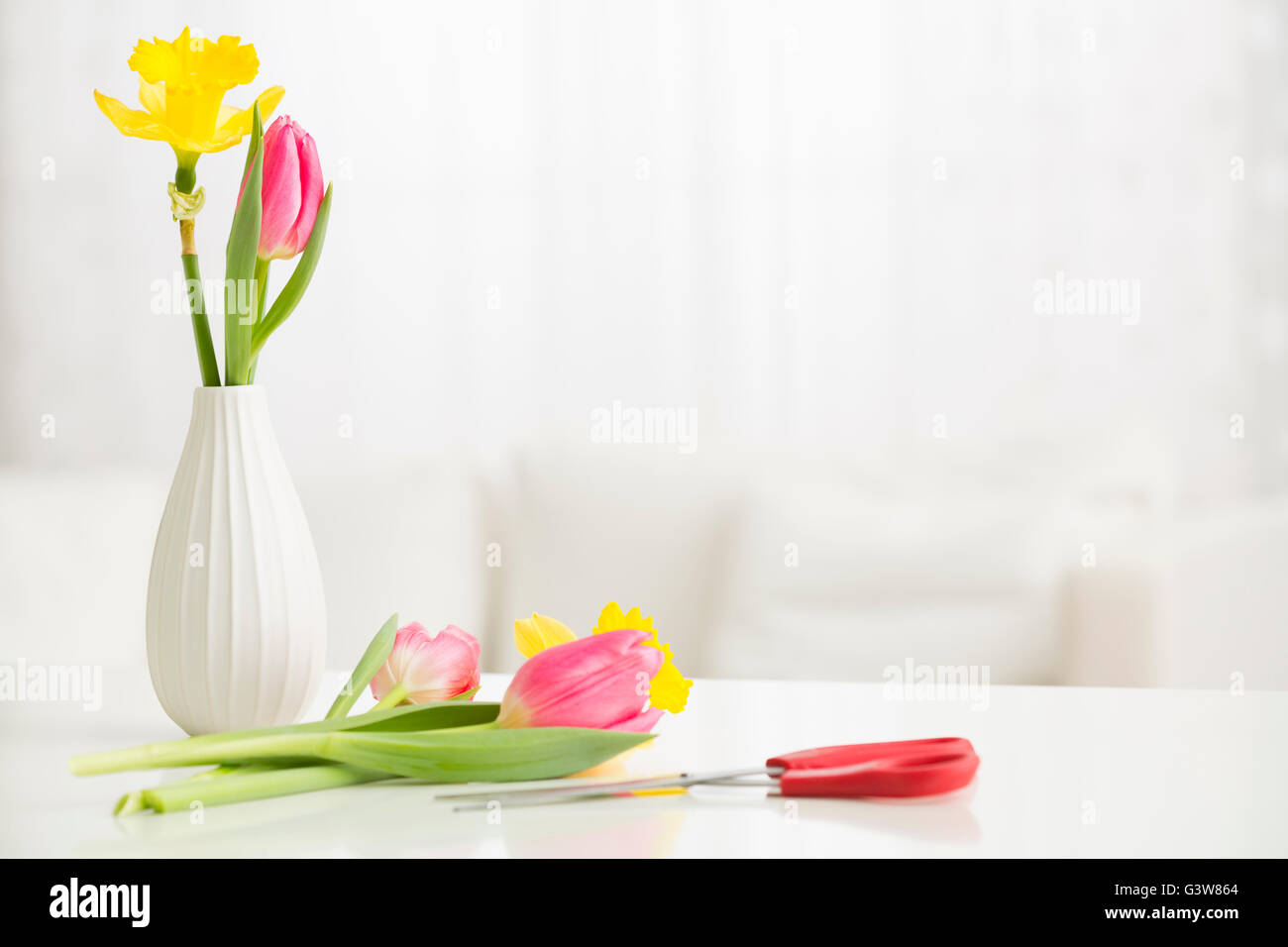 Bouquet of tulips and daffodils in vase Stock Photo - Alamy