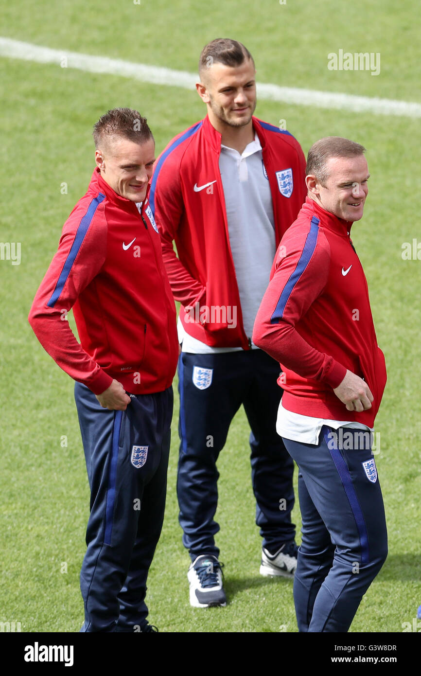 England's (l-r) Jamie Vardy, Jack Wilshere, and Wayne Rooney during the walk around at the Stade Felix Bollaert-Delelis, Lens. Stock Photo