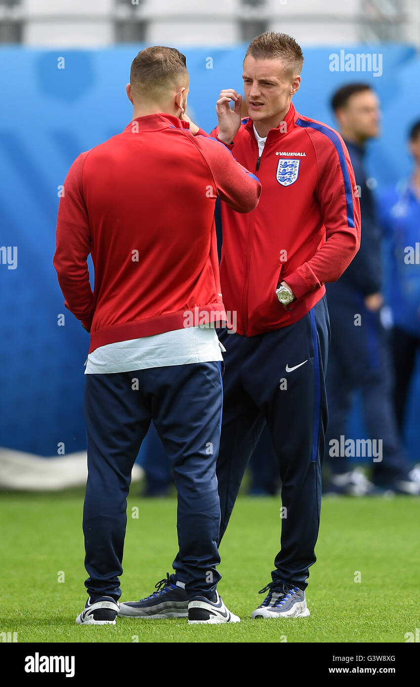 England's Jack Wilshere (left) and Jamie Vardy (right) during the walk around at the Stade Felix Bollaert-Delelis, Lens. Stock Photo