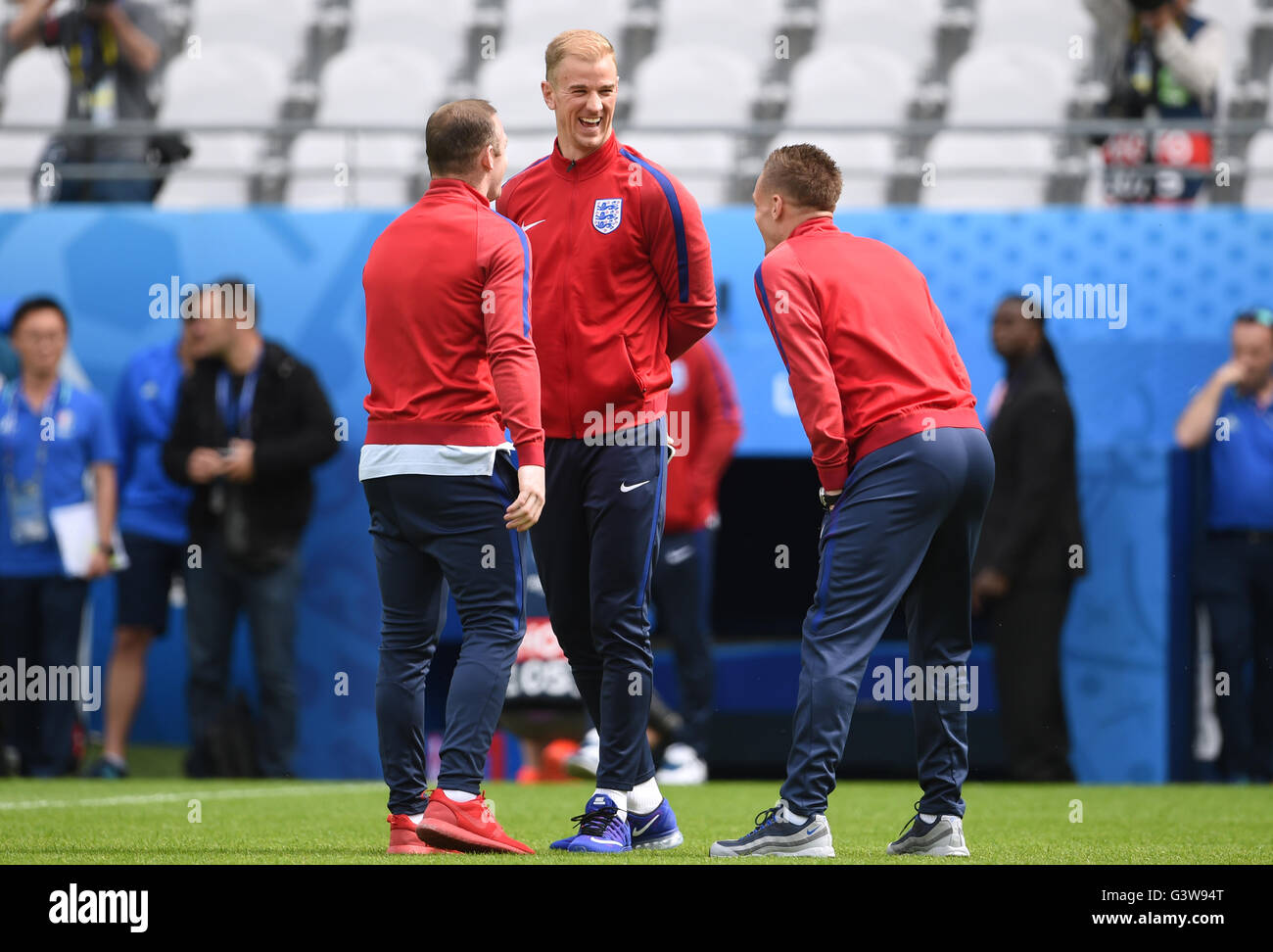 England's (left to right) Wayne Rooney, Joe Hart and Jamie Vardy during the walk around at the Stade Felix Bollaert-Delelis, Lens. Stock Photo