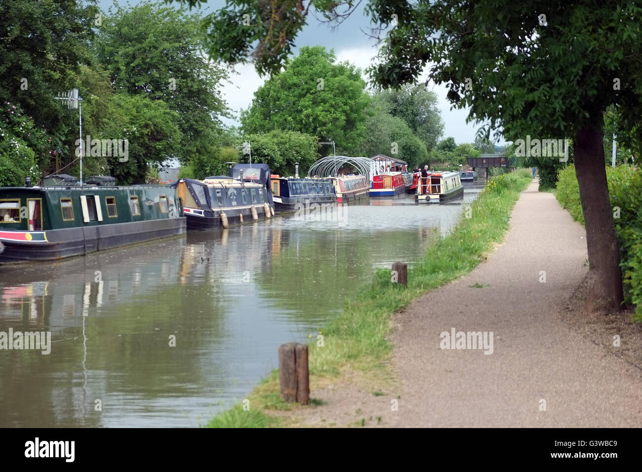Narrow boats on the Stratford upon Avon canal, on the outskirts of the town of Stratford, Warwickshire, England, UK Stock Photo