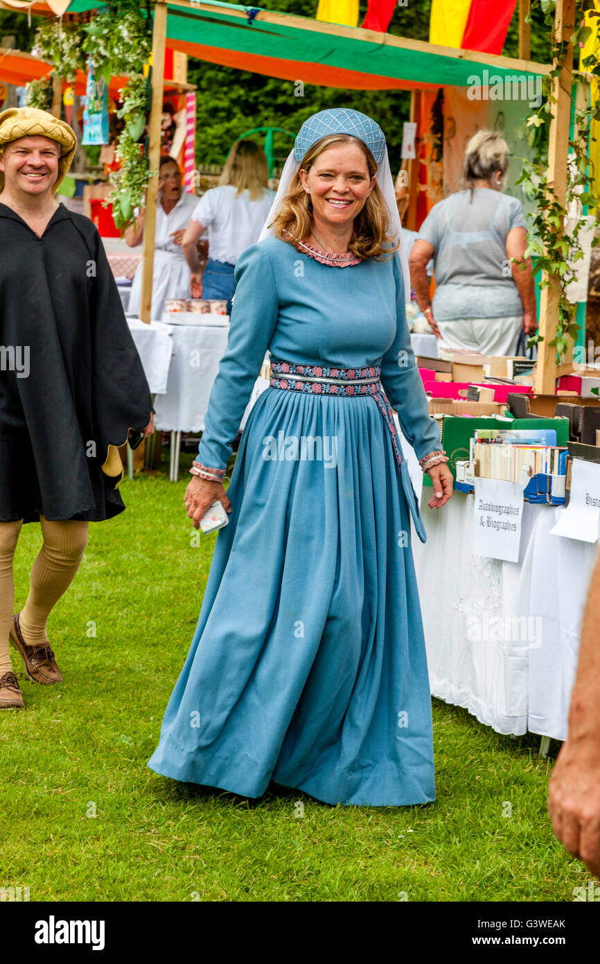Woman dressed in medieval costume hi-res stock photography and images ...