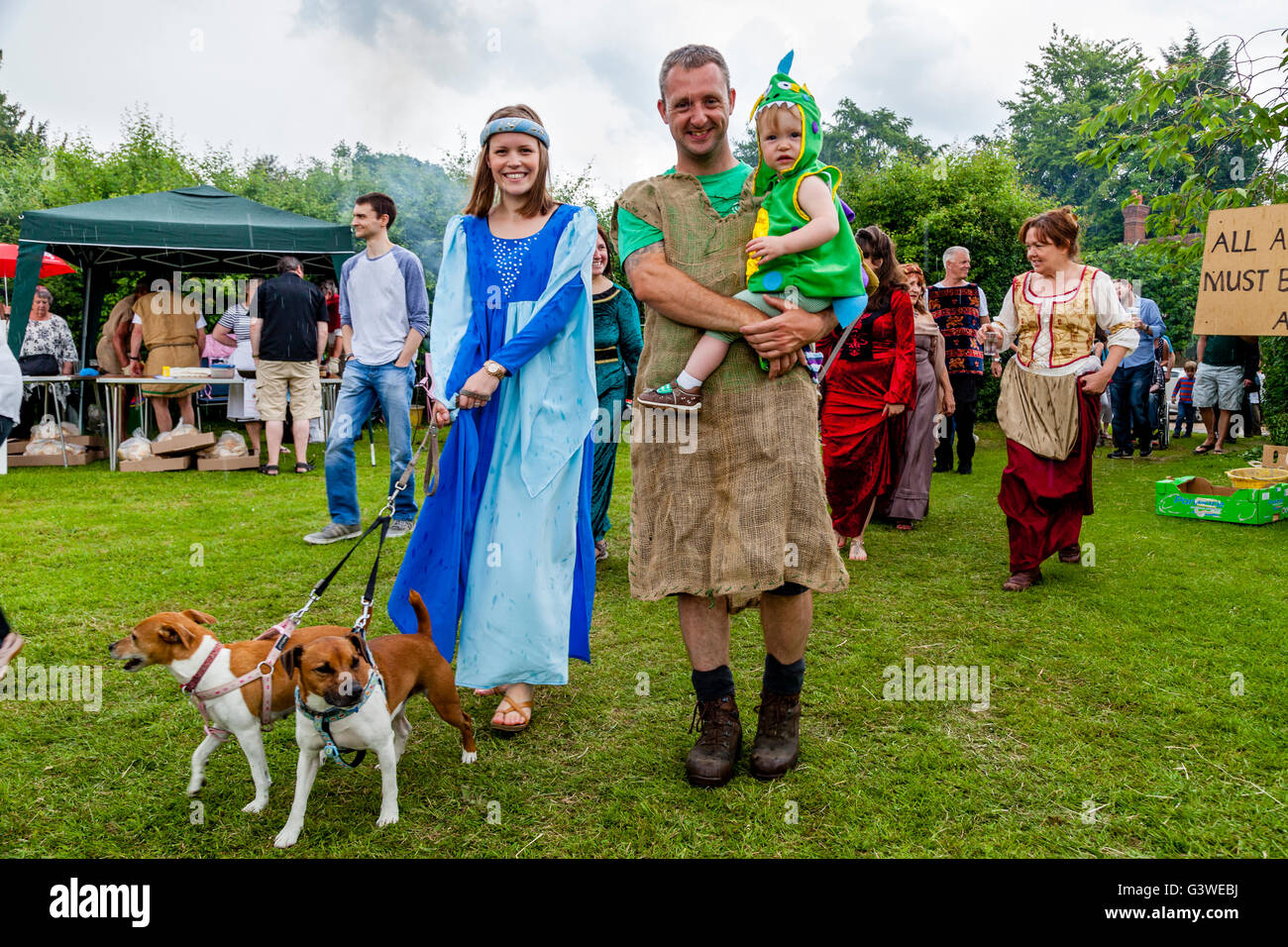 A Local Family Dressed In Medieval Costume At The Medieval Fair Of Abinger, Surrey, UK Stock Photo