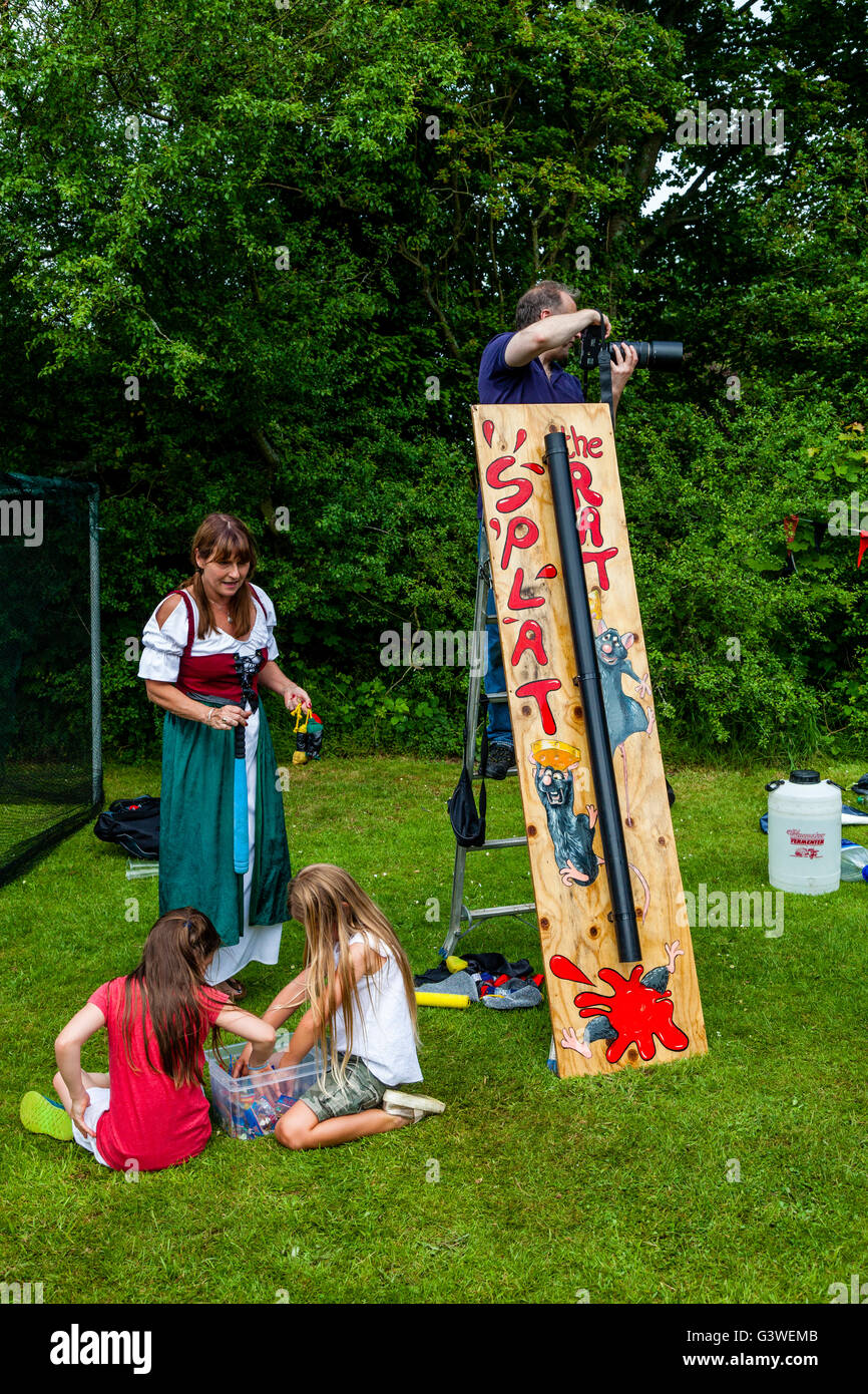 A Woman Sets Up The Traditional Game Of Splat The Rat At The Medieval Fair Of Abinger, Surrey, UK Stock Photo