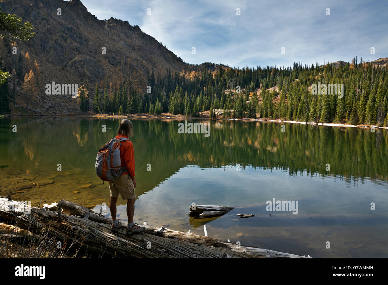 WA12760-00...WASHINGTON - Hiker at Caroline Lake in the Alpine Lakes Wilderness near Leavenworth. Stock Photo