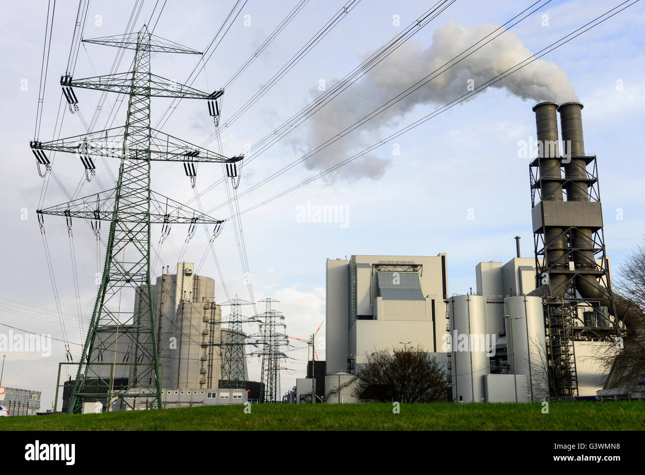 GERMANY Hamburg Moorburg, Vattenfall coal power station, burning of imported hard coal, CO2 carbon dioxide emissions from chimney and high voltage electricity transmission lattice steel tower Stock Photo