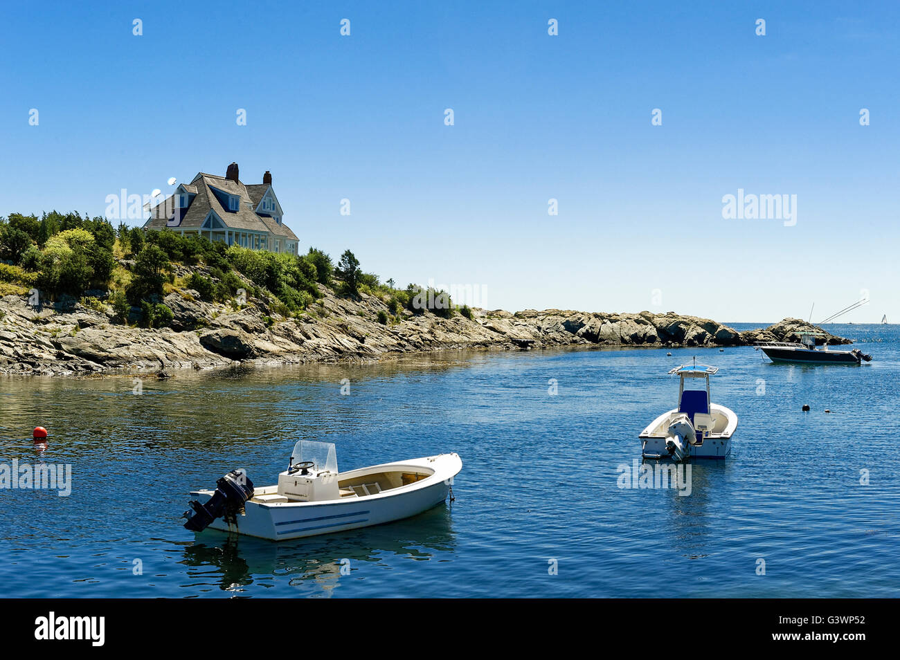 House and boat along Ocean Drive, Newport, Rhode Island, USA Stock Photo