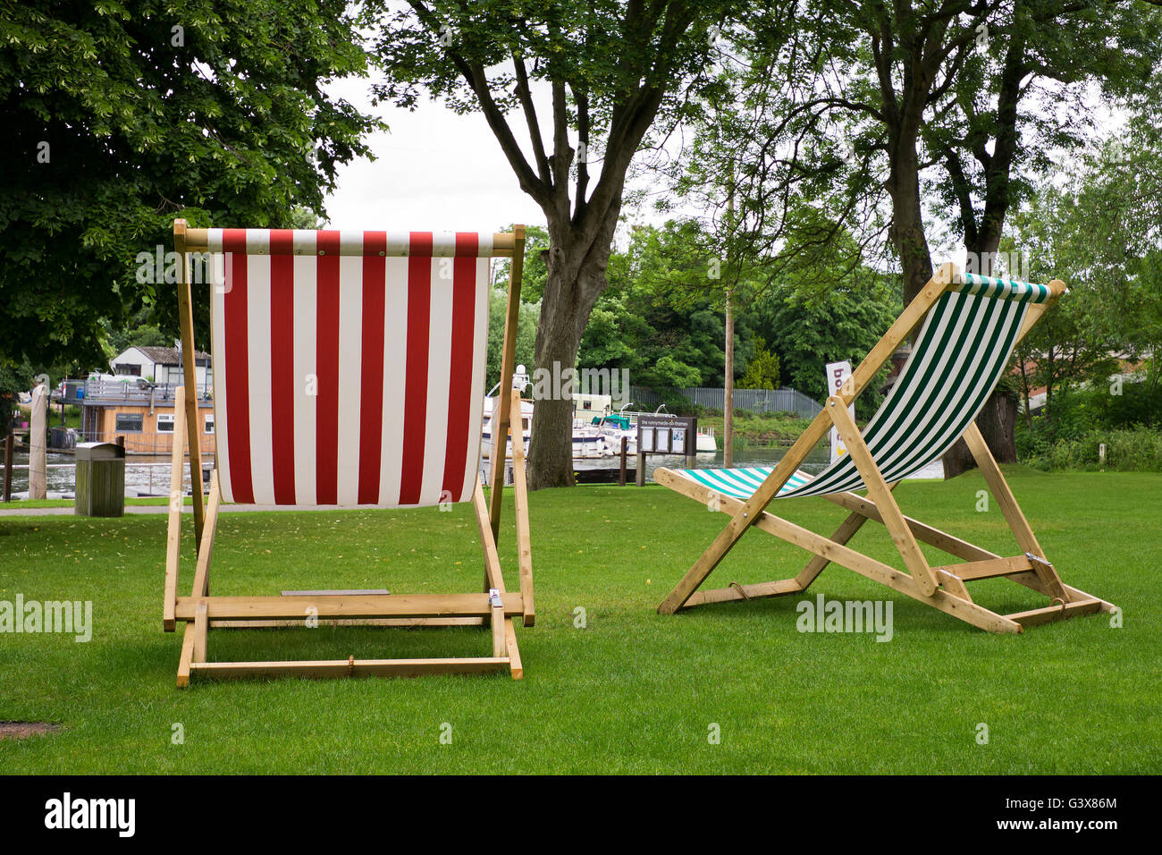 Deck chairs grass hi-res stock photography and images - Alamy