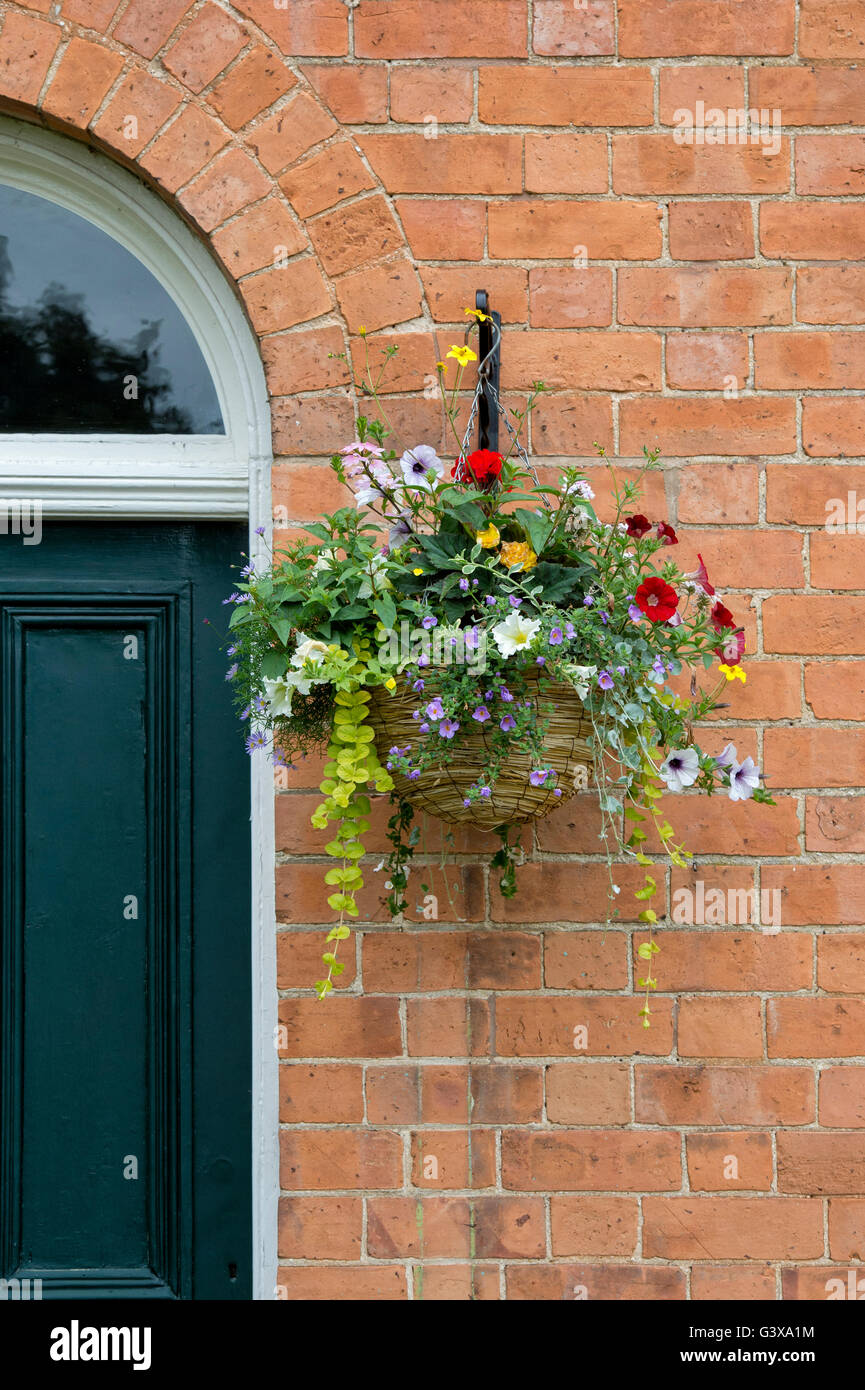 Cottages with hanging basket hires stock photography and images Alamy