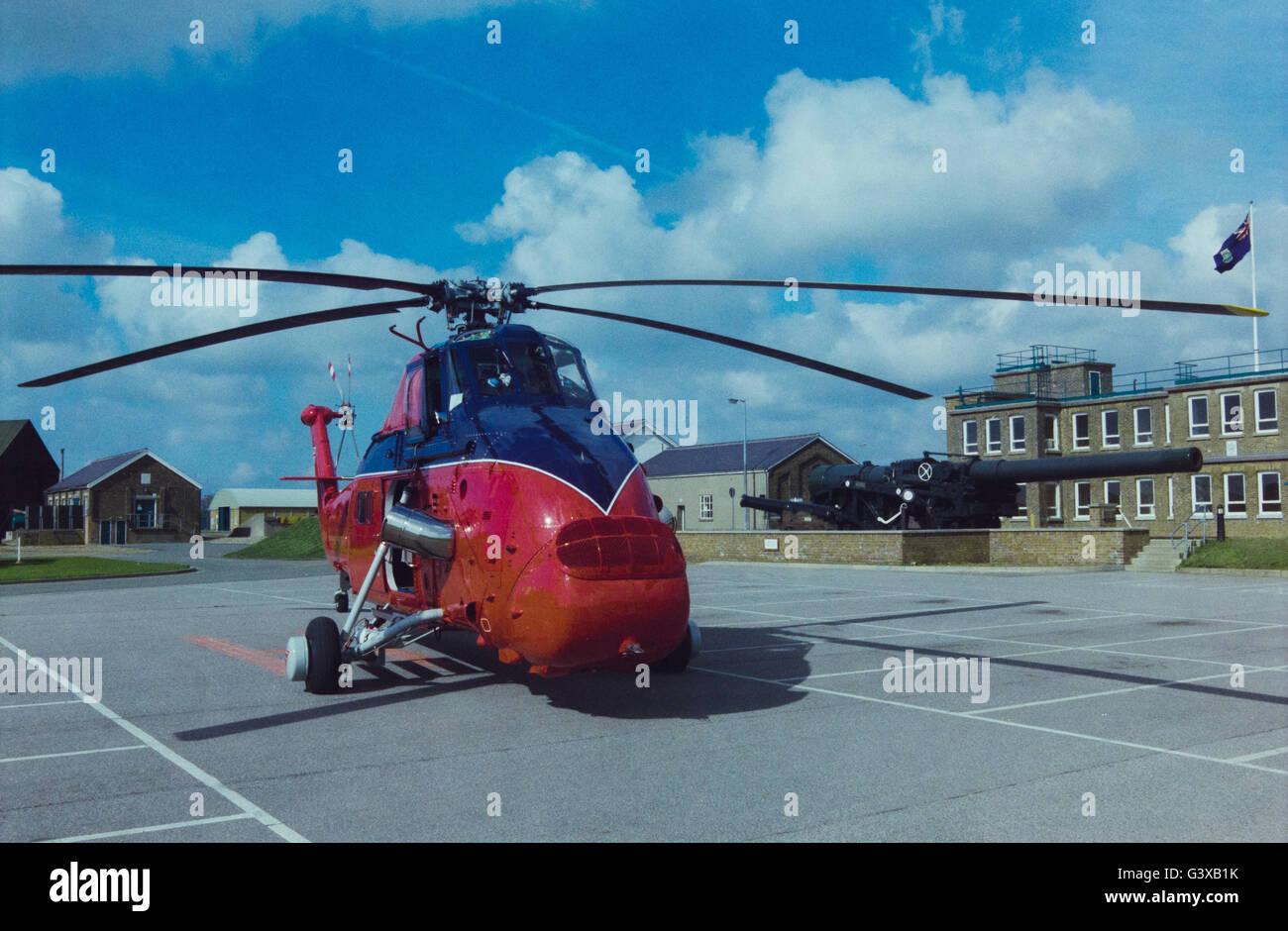Archive image of Westland Wessex helicopter XV733 of the Queen's Flight, circa 1990, aircraft retired in 1995 now at the Helicopter Museum, Weston-Super-Mare, England. BL 18 inch railway howitzer, 1920, on proofing carriage also shown, now at Royal Armouries artillery museum, Fort Nelson, Hampshire.artillery gun great War Stock Photo