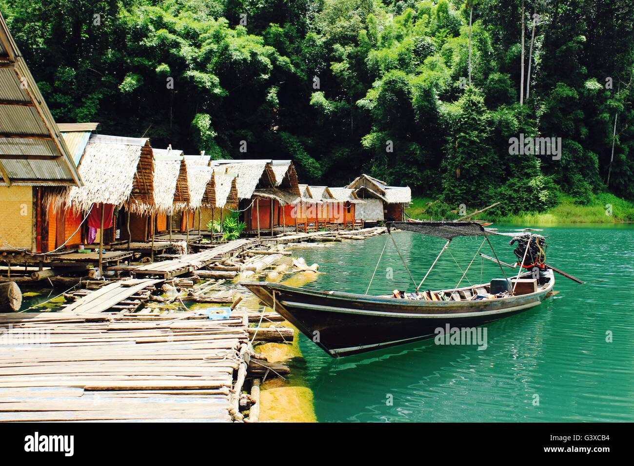 Idyllic Thai lakeside huts in Khao Sok, with a boat Stock Photo