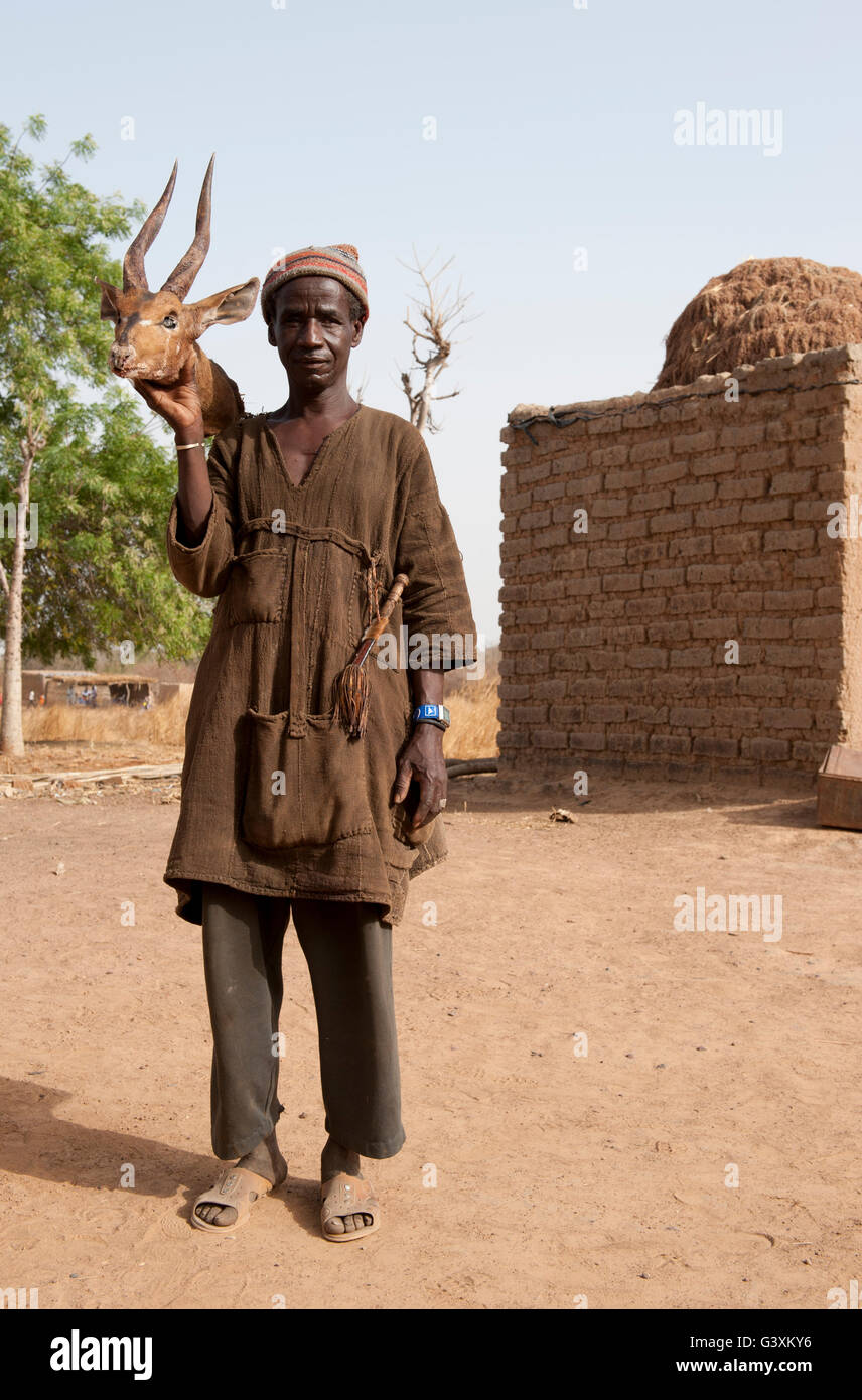 MALI , traditional hunter with Deere head in village Dialkoro / MALI Jaeger im Dorf Dialkoro Stock Photo