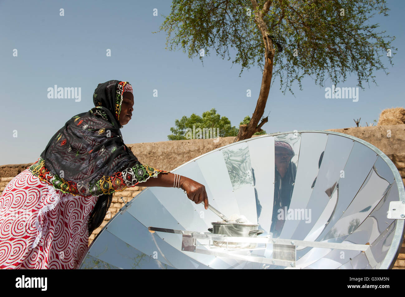 MALI, Dogon Land, Bandiagara, women in workshop for solar cooking Stock Photo