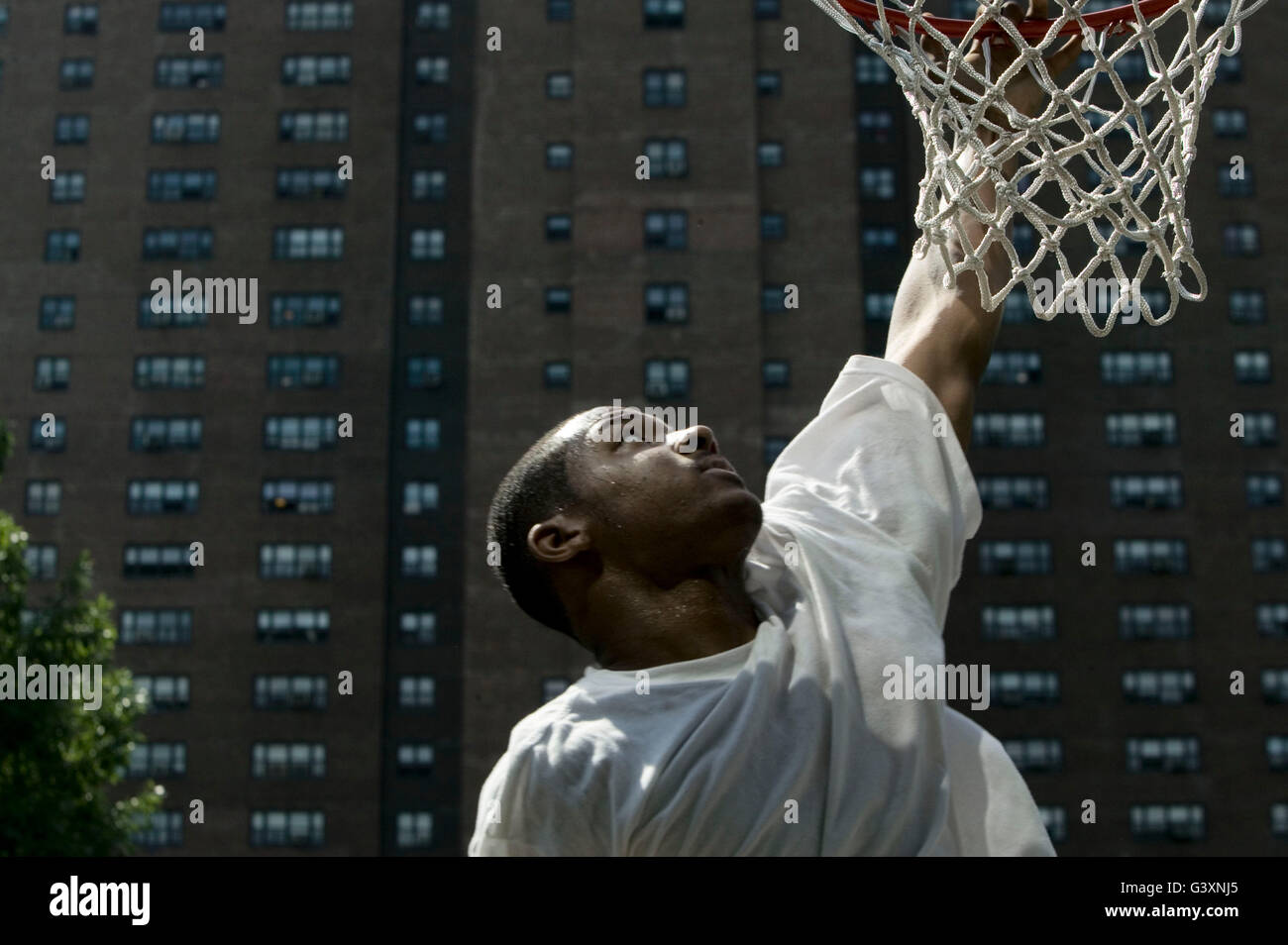 Player makes basket during tryouts for Rucker's basketball tournament, Rucker Park in Harlem, New York City, US, 12 June 2005 Stock Photo
