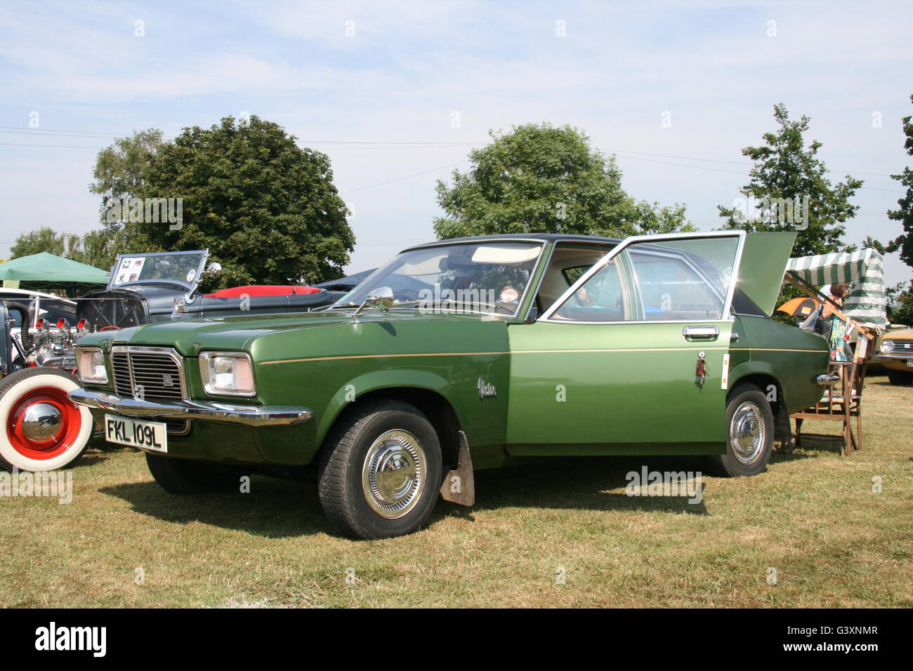 A GREEN VAUXHALL VICTOR 1970'S CLASSIC MOTOR CAR AT A CLASSIC CAR SHOW Stock Photo