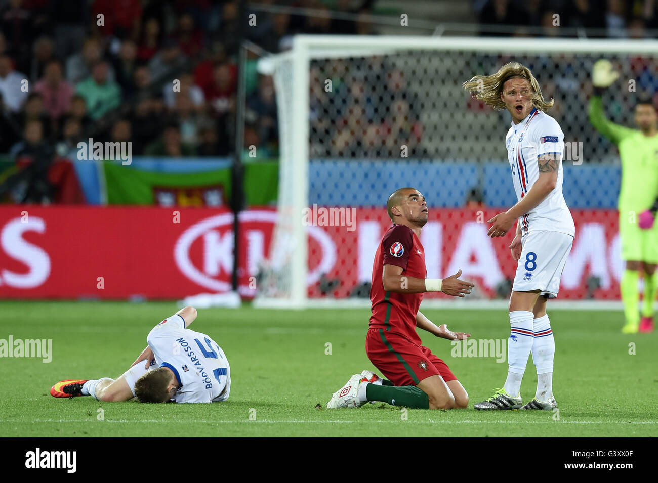 Pepe Kepler Laveran Lima Ferreira Portugal Birkir Bjarnason Iceland Jon Dadi Bodvarsson Iceland June 14 16 Football Uefa Euro France 16 Group F Portugal 1 1 Iceland At Stade Geoffroy