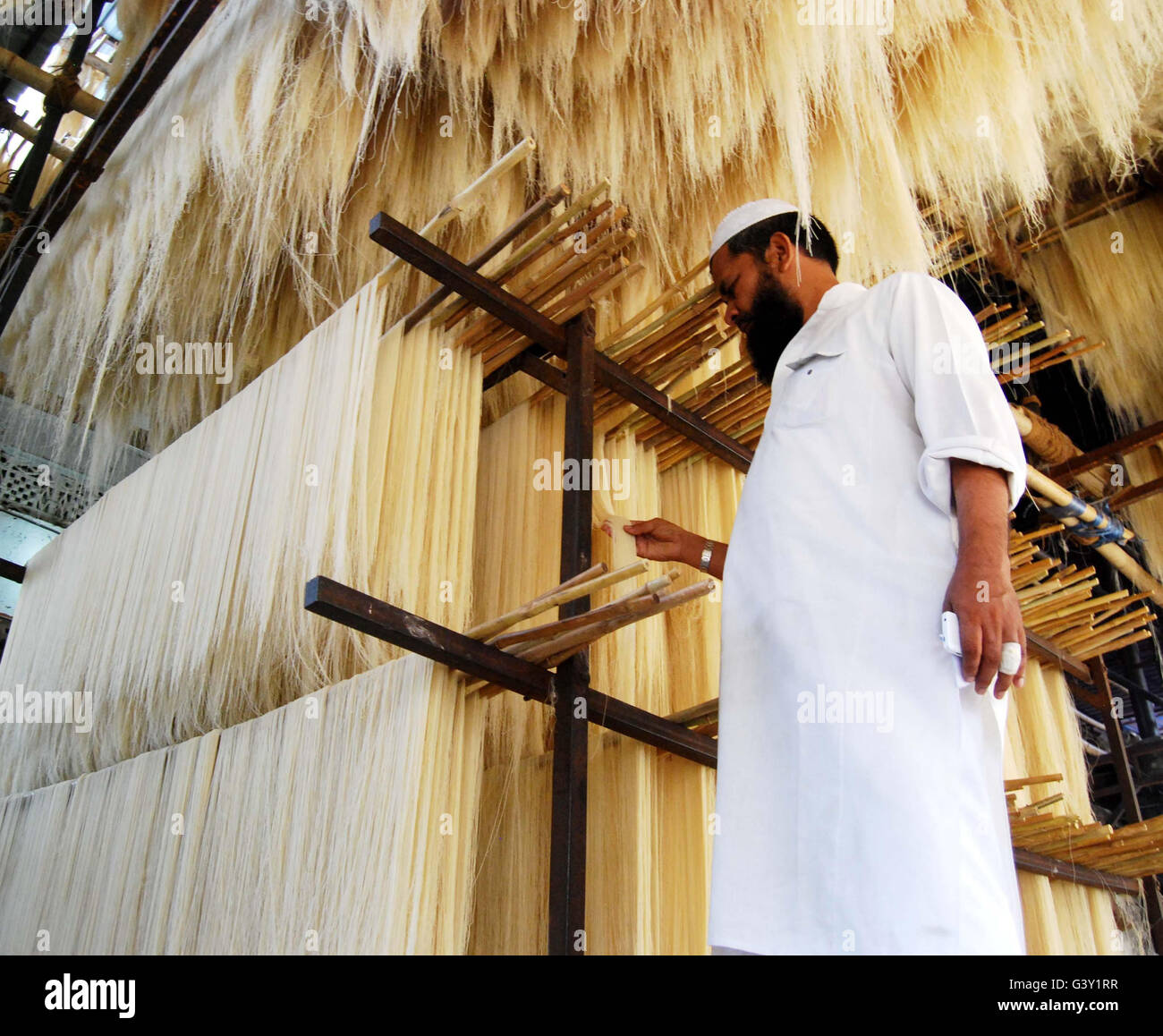 Bhopal, India. 16th June, 2016. A worker prepares 'Sewayian', or vermicelli, as food for breaking fast during the holy month of Ramadan in Bhopal, India, June 16, 2016. © Stringer/Xinhua/Alamy Live News Stock Photo