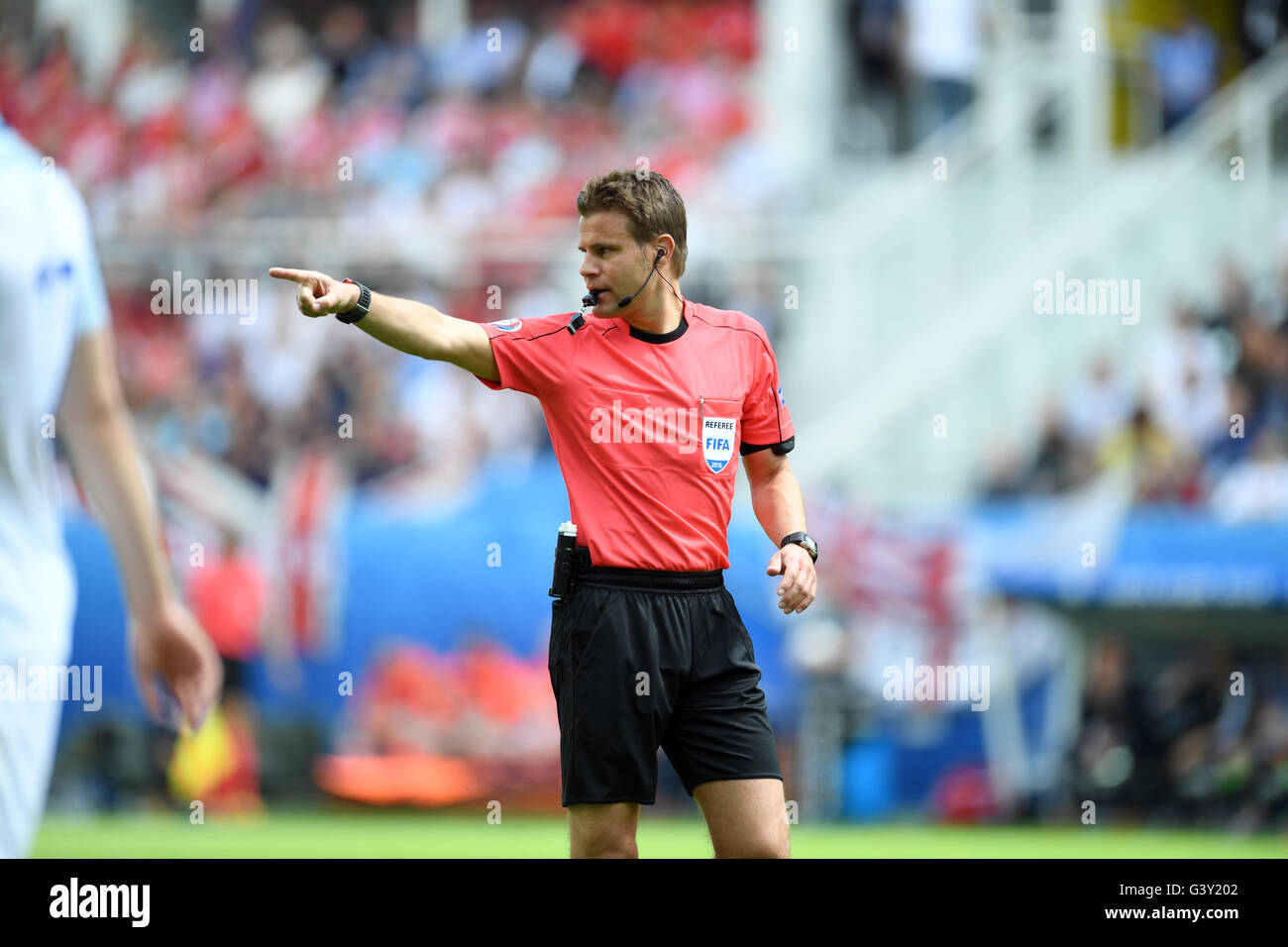 Lens, France. 16th June, 2016. Referee Felix Brych of Germany gestures during the Euro 2016 Group B soccer match between England and Wales at the Stade Bollaert-Delelis stadium, Lens, France, June 16, 2016. Photo: Marius Becker/dpa/Alamy Live News Stock Photo