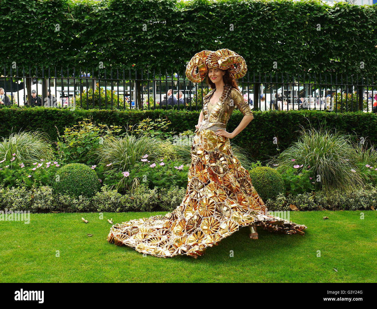 Fashion On Ladies Day Royal Ascot Hi res Stock Photography And Images fashion-on-ladies-day-royal-ascot-hi-res-stock-photography-and-images