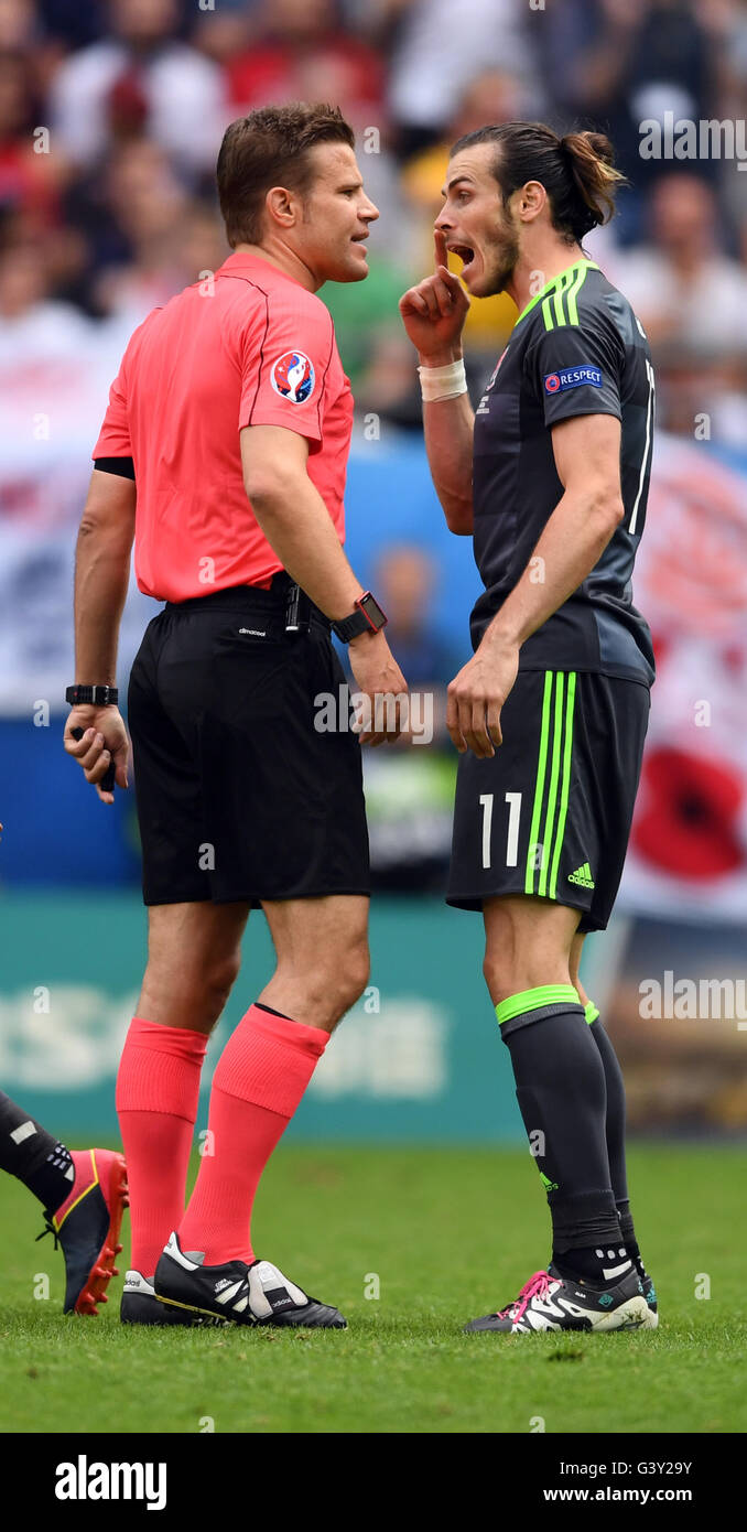 Lens, France. 16th June, 2016. Gareth Bale (R) of Wales speaks with referee Felix Brych (L) of Germany during the Euro 2016 Group B soccer match between England and Wales at the Stade Bollaert-Delelis stadium, Lens, France, June 16, 2016. Photo: Marius Becker/dpa/Alamy Live News Stock Photo