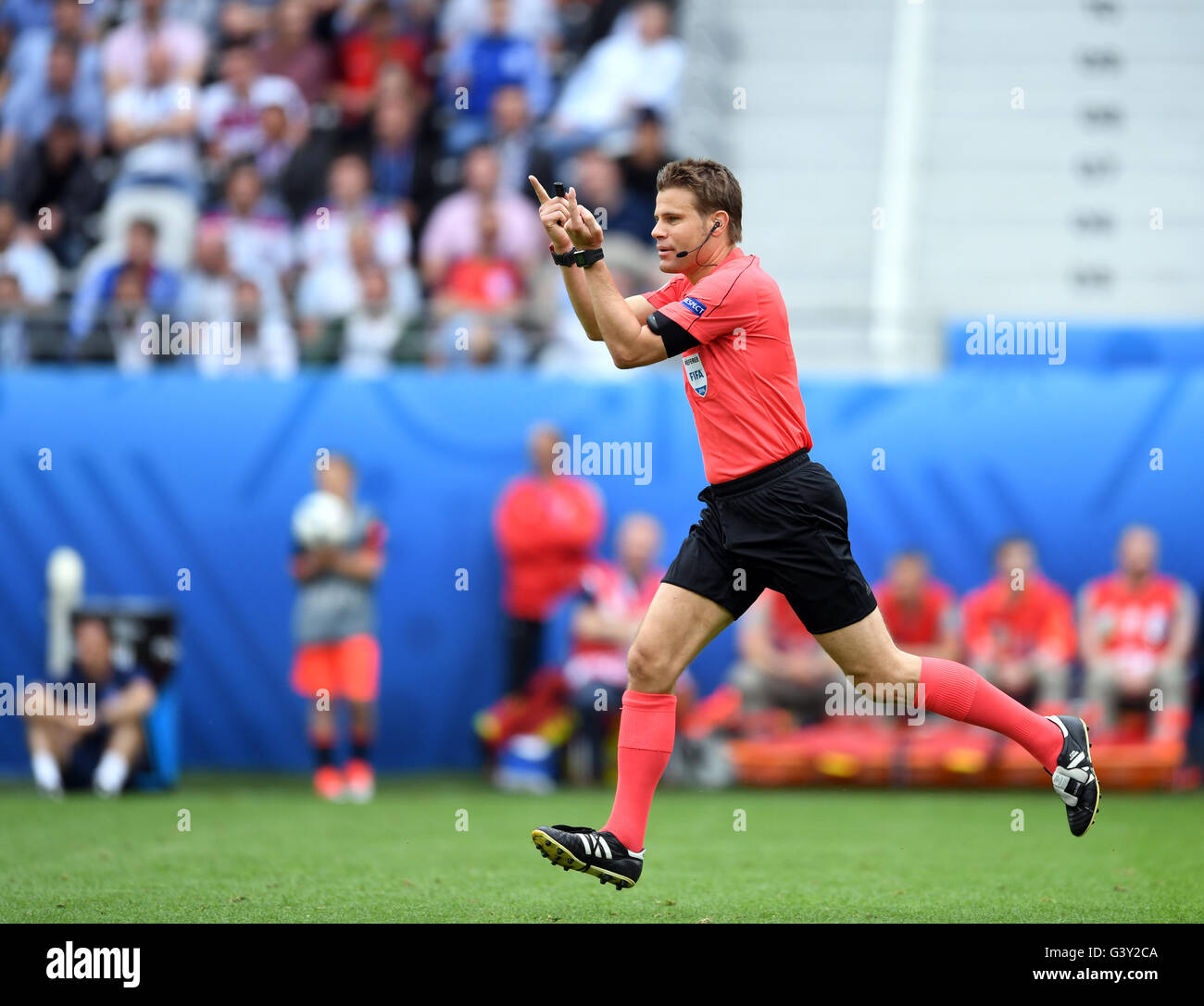 Lens, France. 16th June, 2016. Referee Felix Brych of Germany runs during the Euro 2016 Group B soccer match between England and Wales at the Stade Bollaert-Delelis stadium, Lens, France, June 16, 2016. Photo: Marius Becker/dpa/Alamy Live News Stock Photo