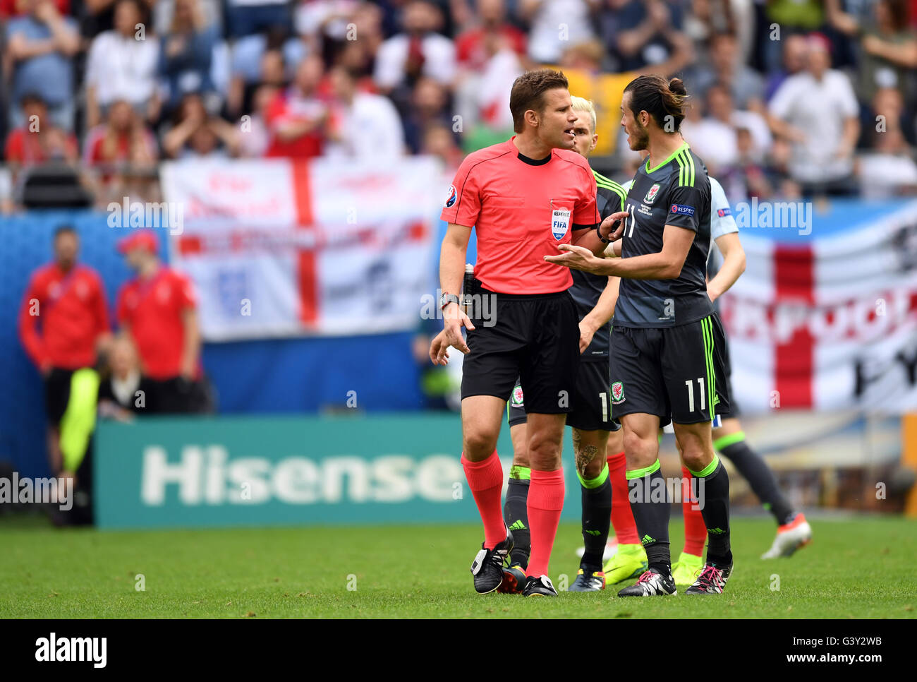 Lens, France. 16th June, 2016. Gareth Bale (R) of Wales speaks with referee Felix Brych of Germany after England scored the equalizer during the Euro 2016 Group B soccer match between England and Wales at the Stade Bollaert-Delelis stadium, Lens, France, June 16, 2016. Photo: Marius Becker/dpa/Alamy Live News Stock Photo