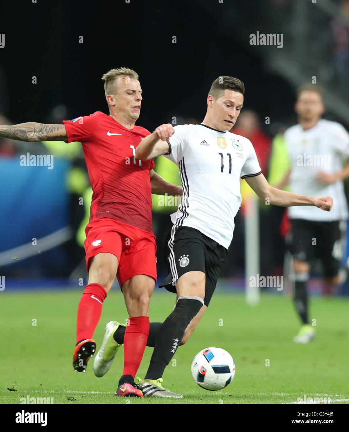 Paris, France. 16th June, 2016. Julian Draxler(R) of Germany competes during the Euro 2016 Group C soccer match between Germany and Poland in Paris, France, June 16, 2016. Credit:  Bai Xuefei/Xinhua/Alamy Live News Stock Photo