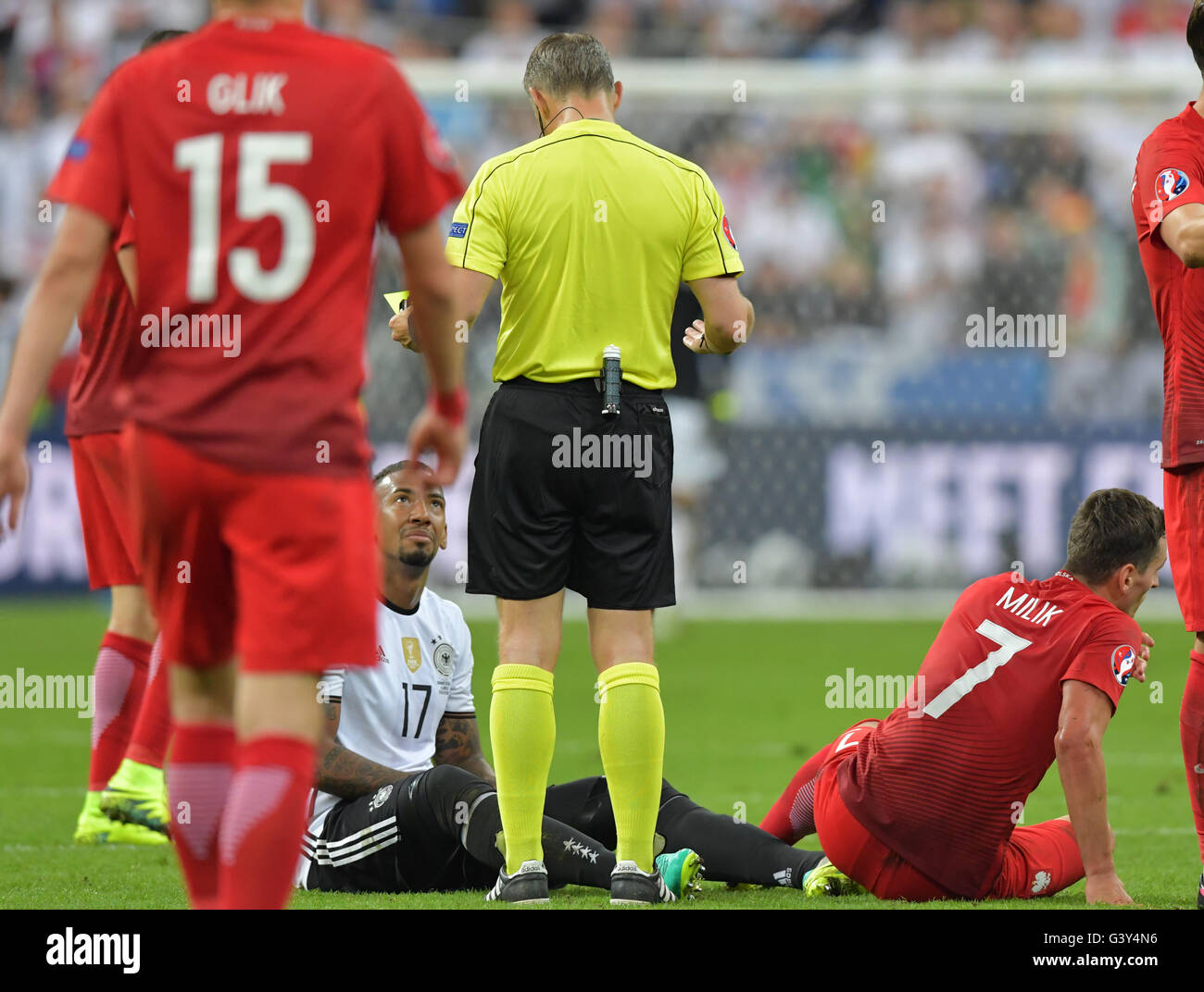 St. Denis, France. 16th June, 2016. Dutch referee Björn Kuipers shows