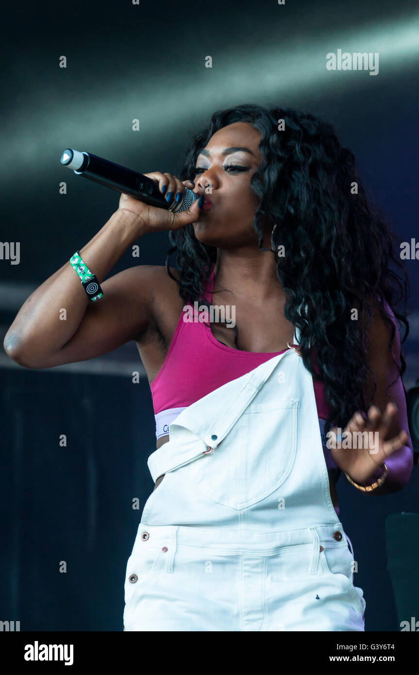 Barcelona, Catalonia, Spain. 16th June, 2016. Lady Leshurr. The super fresh English MC has become a phenomenon with her rapid-fire freestyle raps fused with self produced grime and hip-hop in collaboration with newcomers like Show & Prove, Krunchie and Z Dot. The new queen of Sound UK. Sónar 2016 Credit: Cisco Pelay /Alamy Live News Stock Photo