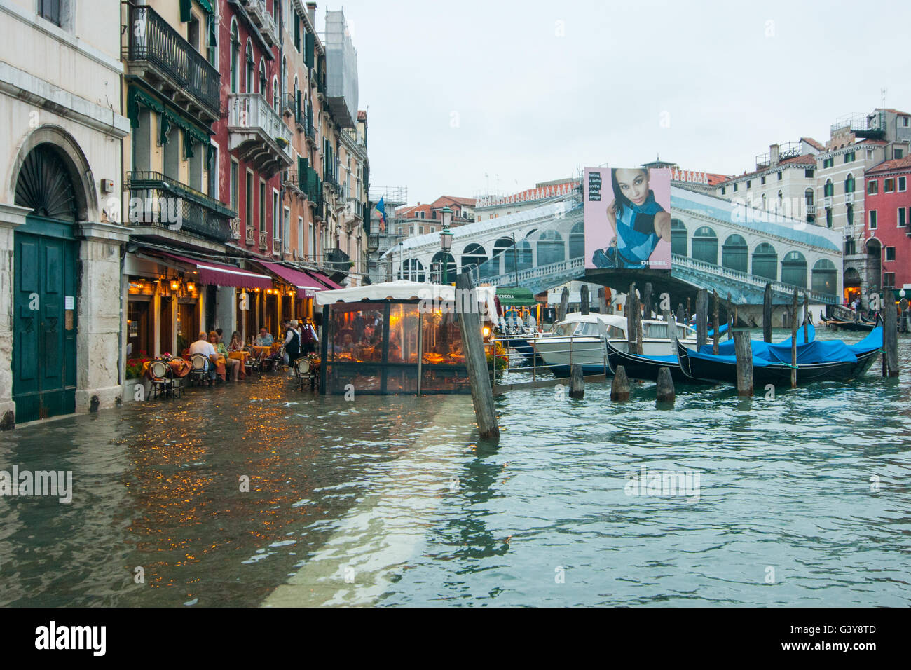 Venice, Italy. 15th June, 2016. A view of Rialto bridge during the high water on June 15, 2016 in Venice, Italy. The high water in this period is exceptional, and it is a surprise for citizen and tourists.  Credit:  Simone Padovani /Awakening/Alamy Live News Stock Photo