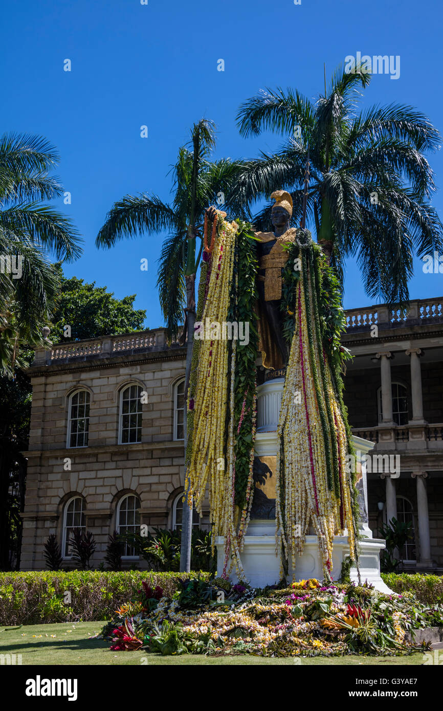King kamehameha statue with lei hi-res stock photography and images - Alamy