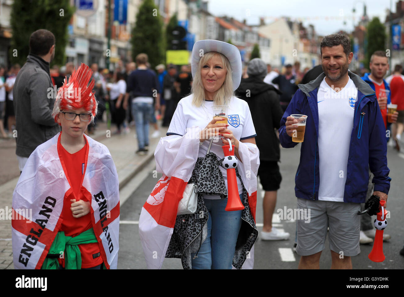 England fans soak up the atmosphere before the UEFA Euro 2016, Group B match at the Stade Felix Bollaert-Delelis, Lens. PRESS ASSOCIATION Photo. Picture date: Thursday June 16, 2016. See PA story SOCCER England. Photo credit should read: John Walton/PA Wire. RESTRICTIONS: Use subject to restrictions. Editorial use only. Book and magazine sales permitted providing not solely devoted to any one team/player/match. No commercial use. Call +44 (0)1158 447447 for further information. Stock Photo