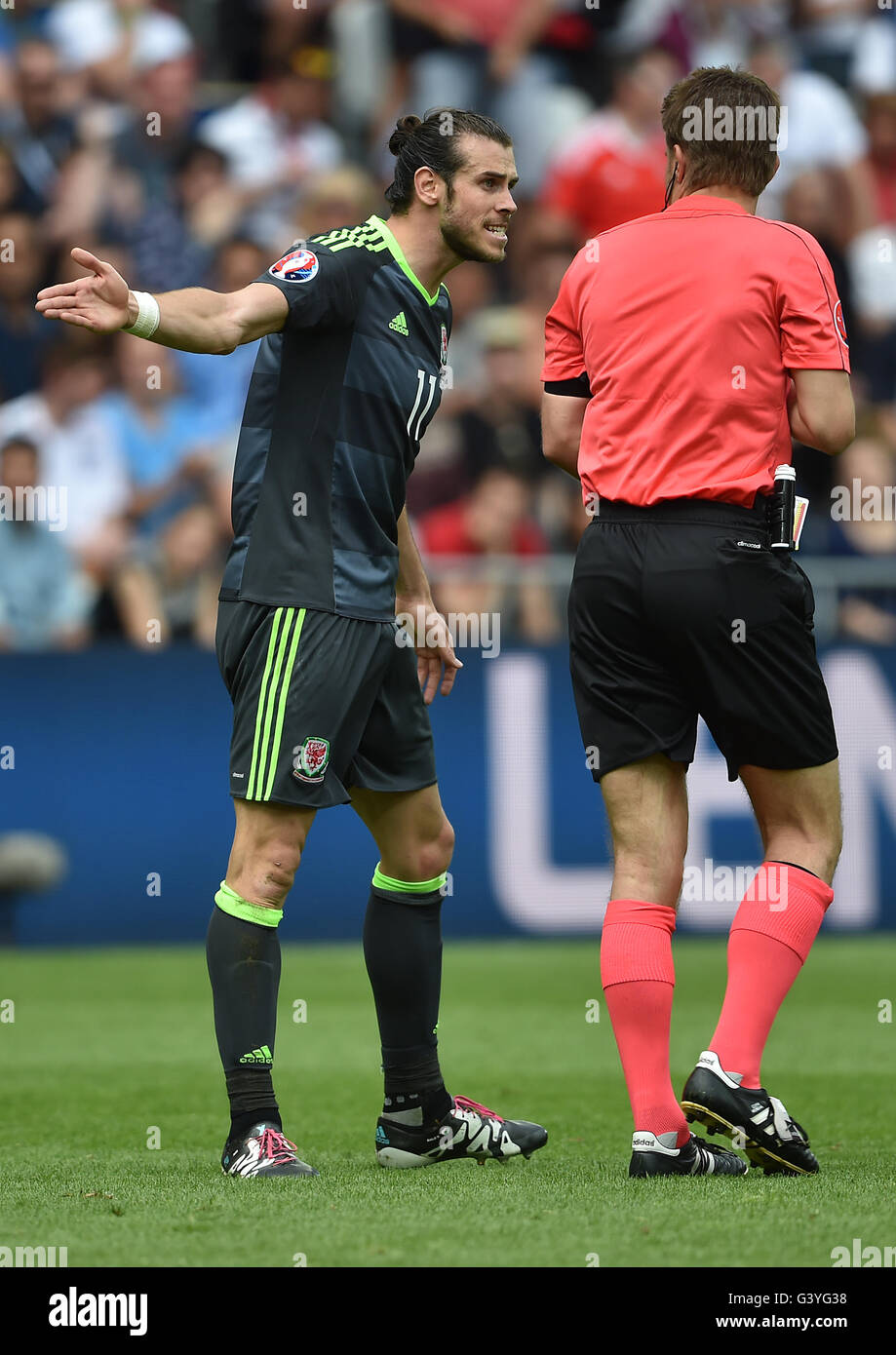 Offside full length hi-res stock photography and images - Alamy