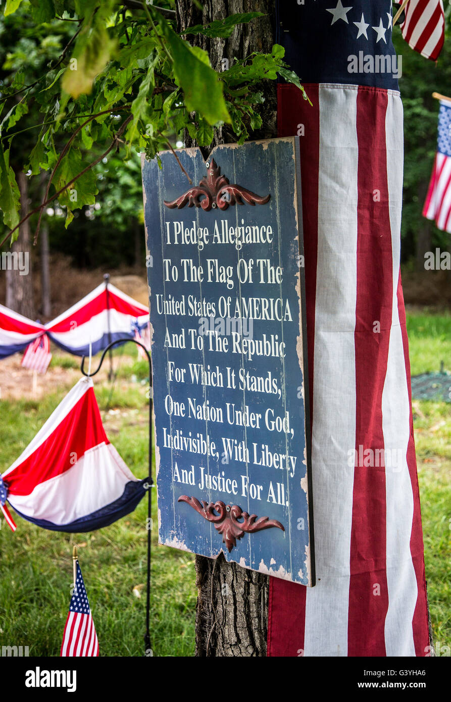 Pledge of Allegiance posted on the front lawn of a New Jersey home Stock Photo