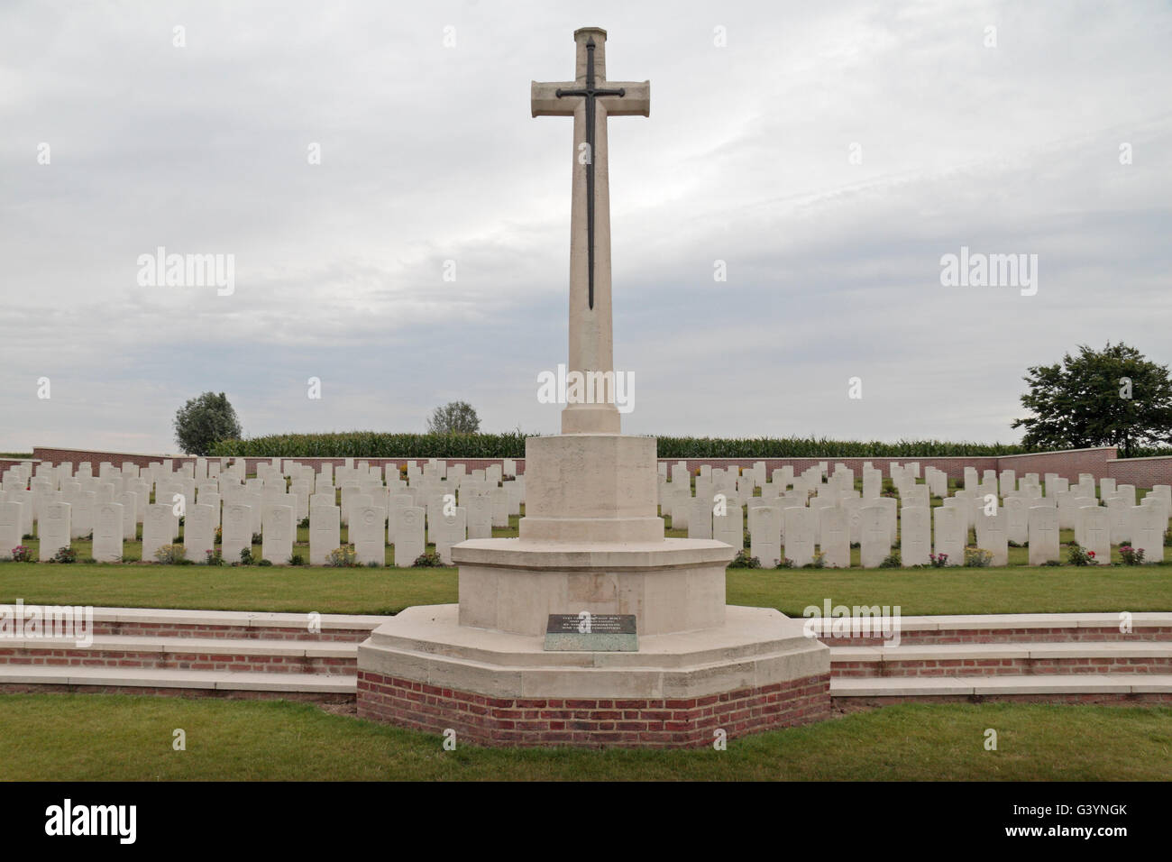 Cross of Sacrifice and headstones in the CWGC Kemmel No 1 French Cemetery, Poperingestraat, West-Vlaanderen, Belgium. Stock Photo